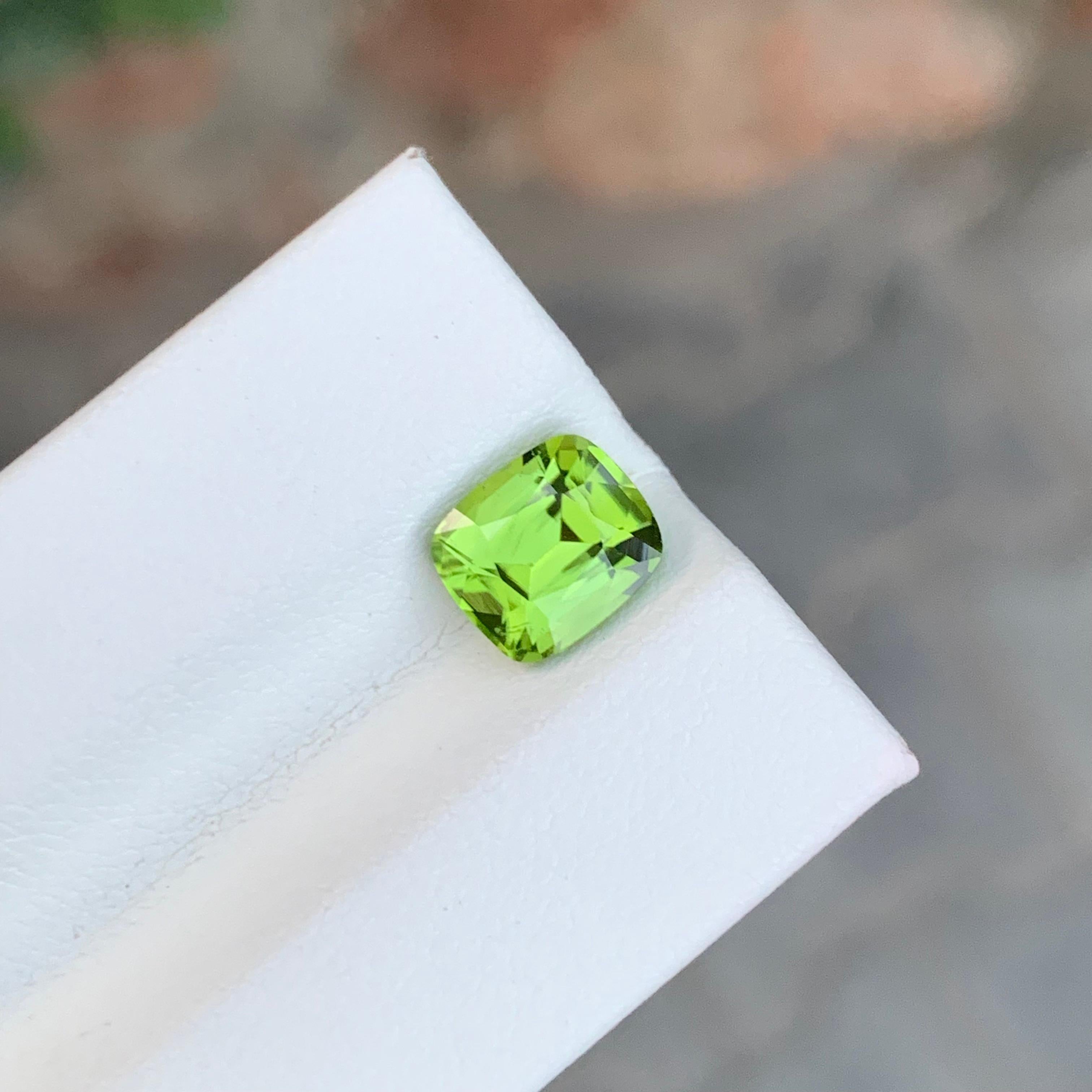 2.20 Karat natürlicher loser Peridot Kissenform Edelstein im Zustand „Neu“ im Angebot in Peshawar, PK