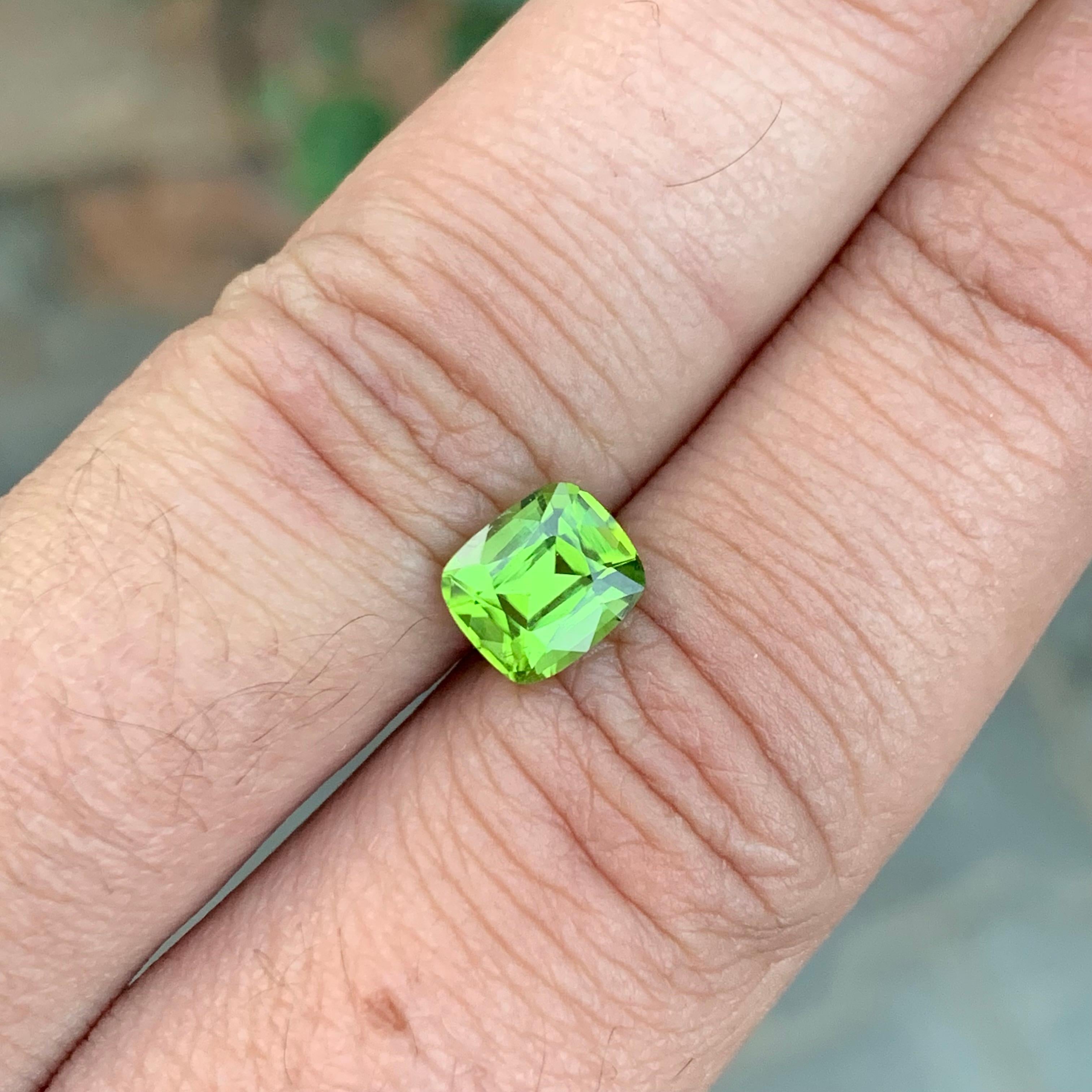 2.20 Karat natürlicher loser Peridot Kissenform Edelstein für Damen oder Herren im Angebot