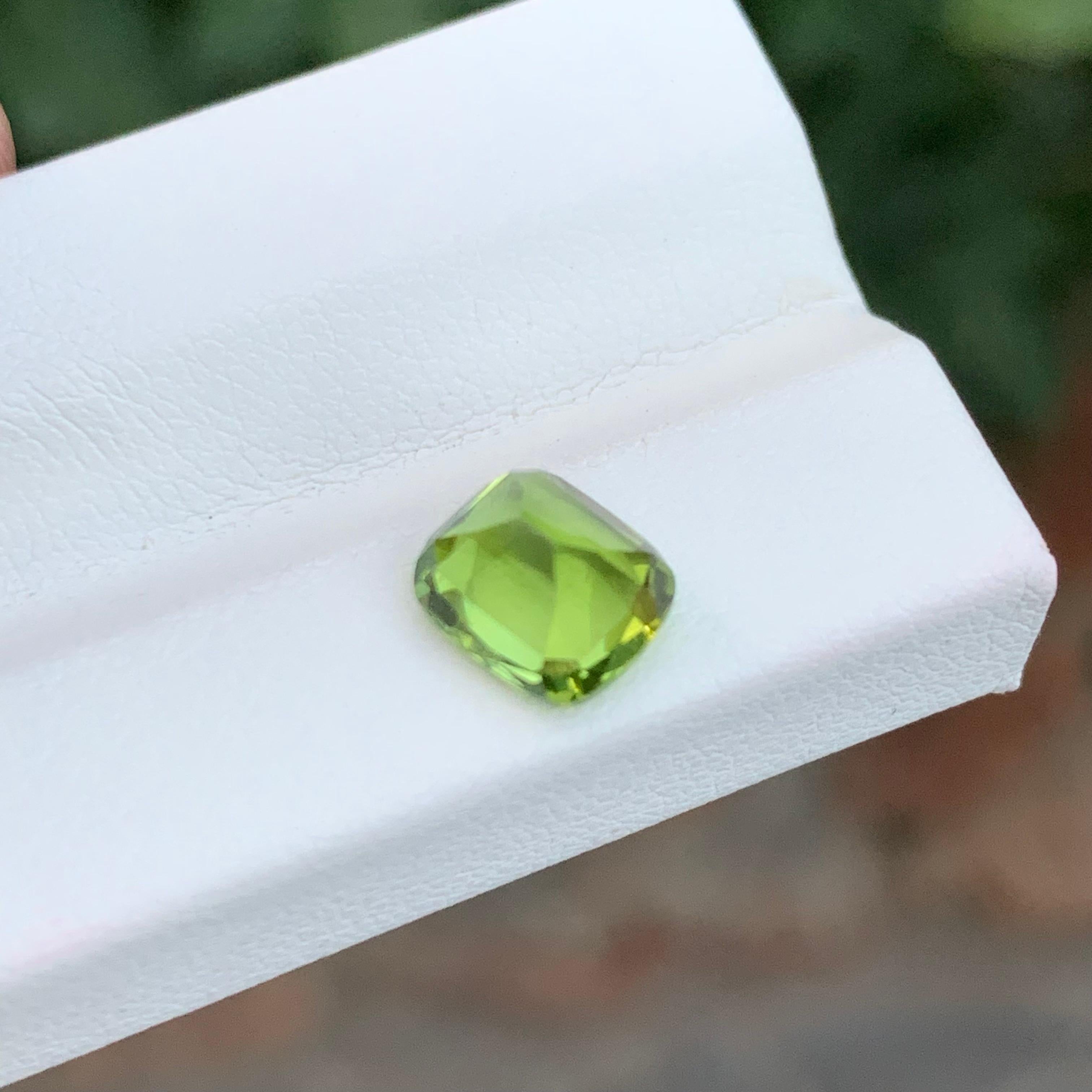 2.20 Karat natürlicher loser Peridot Kissenform Edelstein im Angebot 1