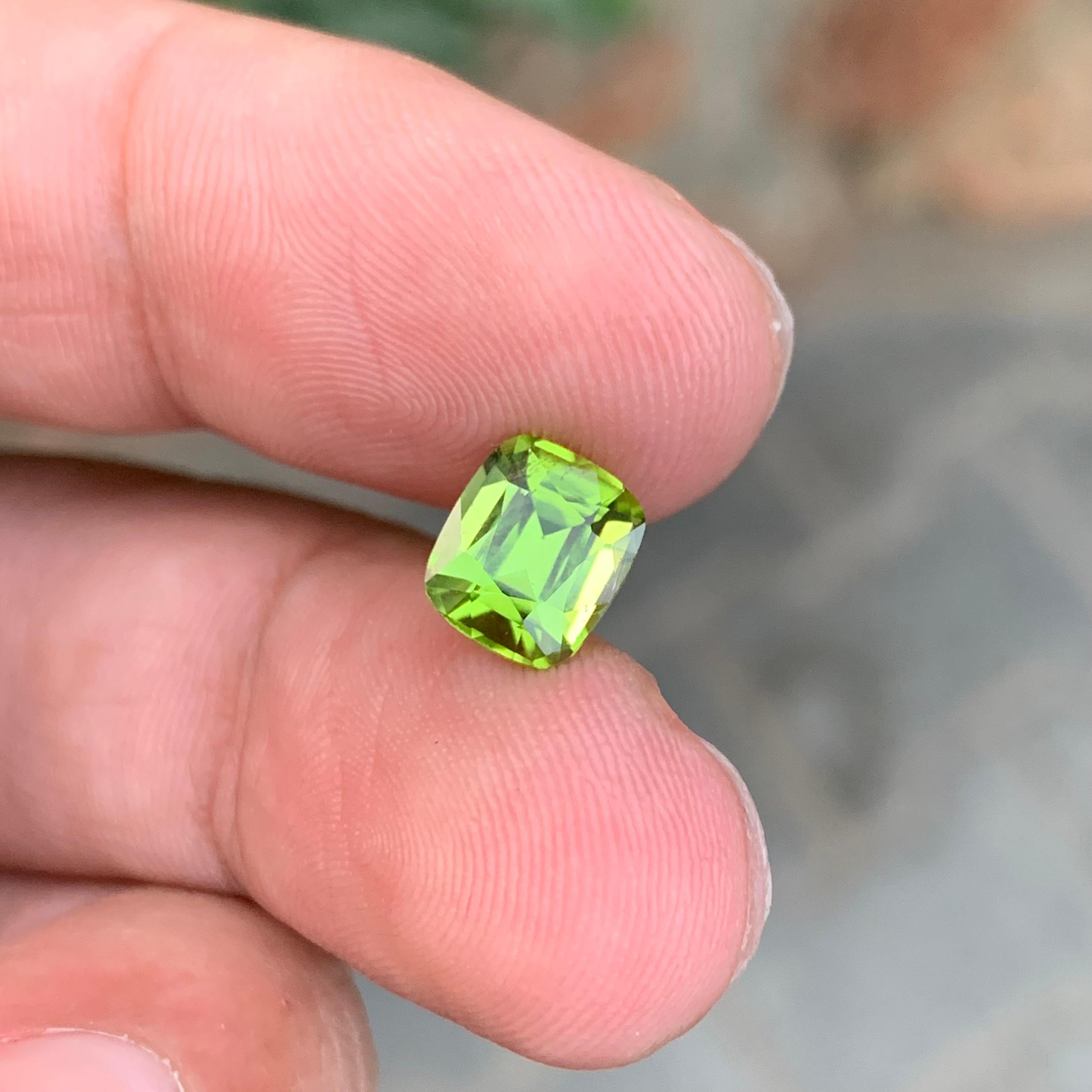 2.20 Karat natürlicher loser Peridot Kissenform Edelstein im Angebot 2