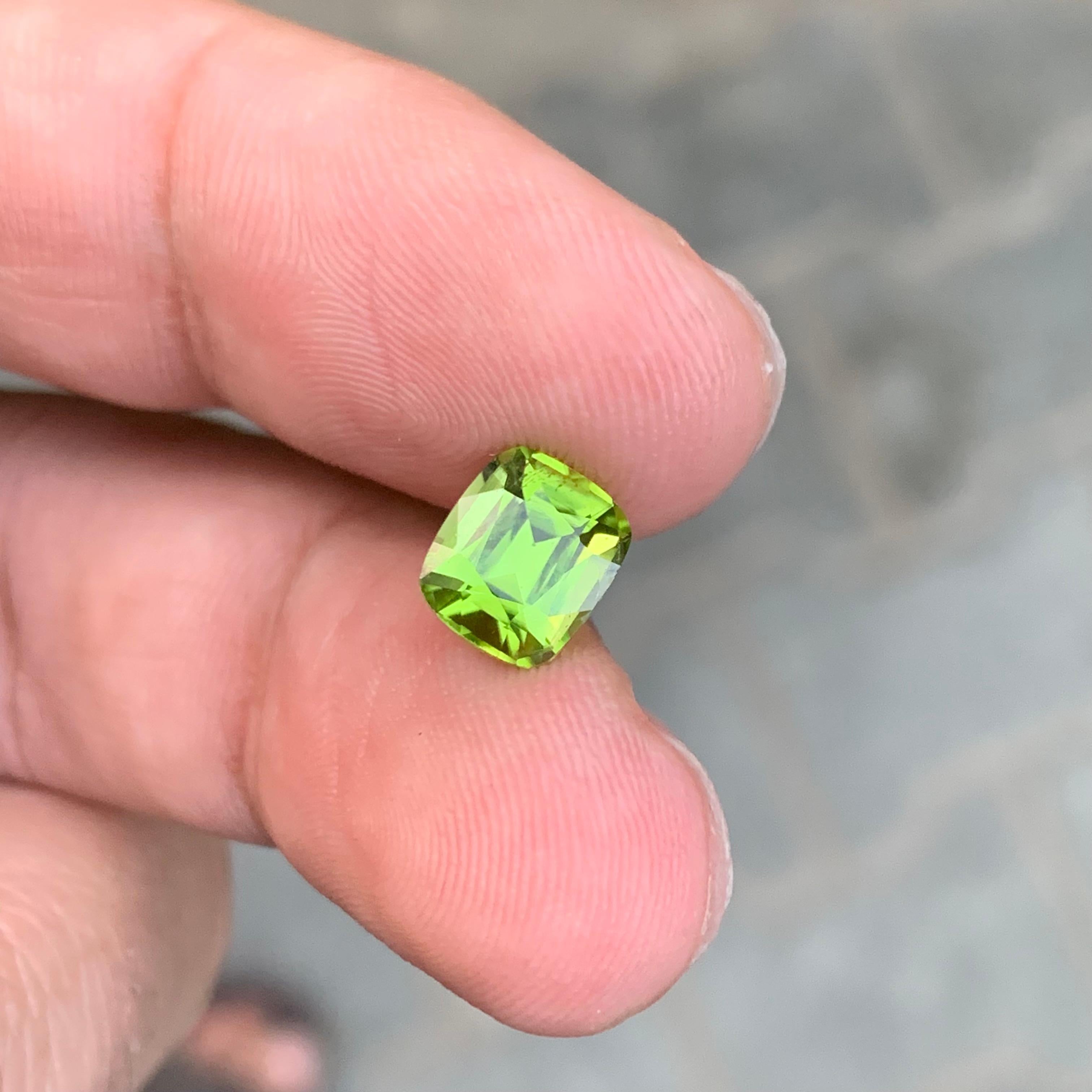 2.20 Karat natürlicher loser Peridot Kissenform Edelstein im Angebot 3