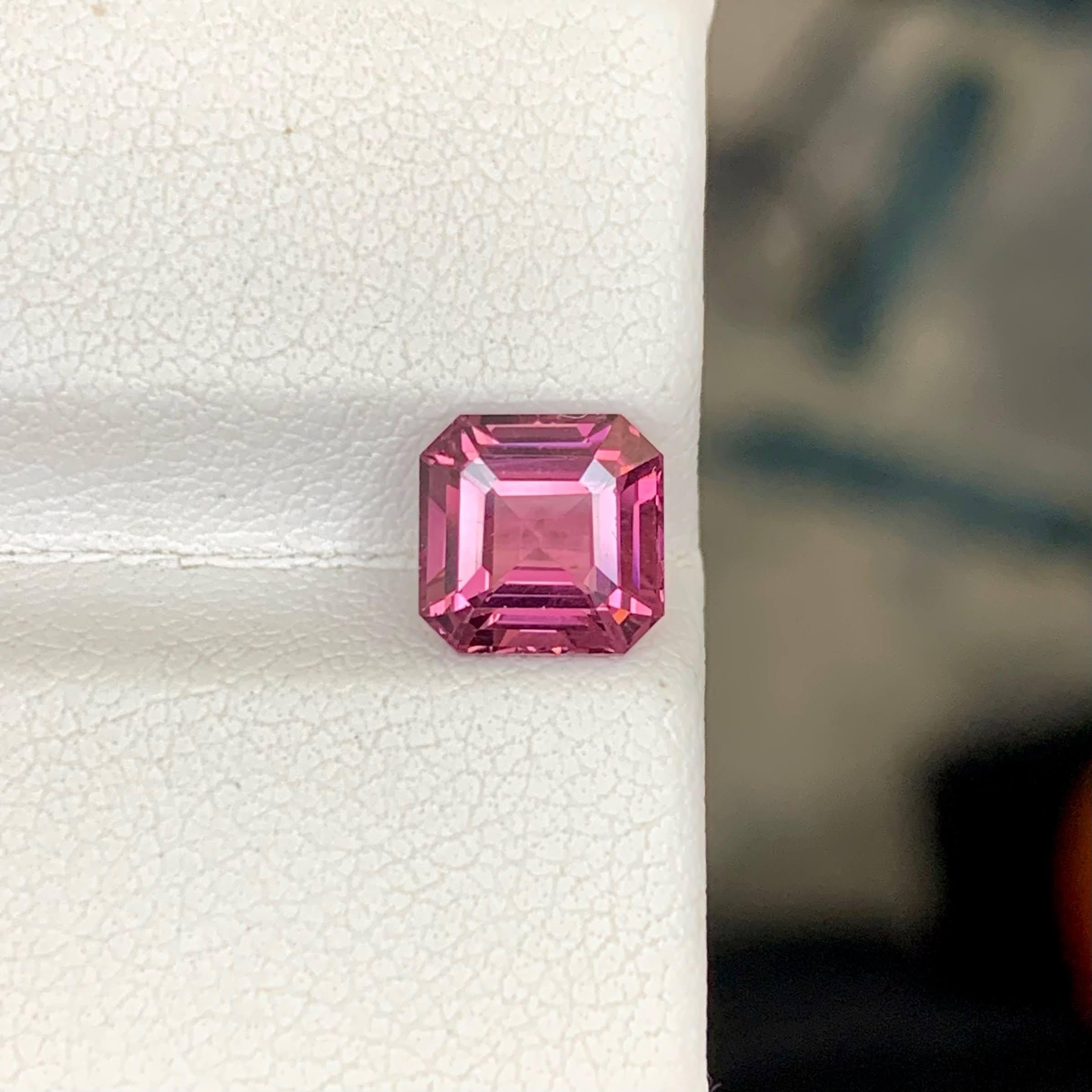 Gewicht 2,20 Karat 
Abmessungen 7.1x7.0x4.7mm
Behandlung Keine 
Herkunft Birmanisch 
Clarity Eye Clean 
Formschnitt Asscher 




Dieser 2,20 Karat schwere, natürliche, lose Rosaspinell leuchtet in einem zarten und doch lebhaften Rosa, das Glanz und