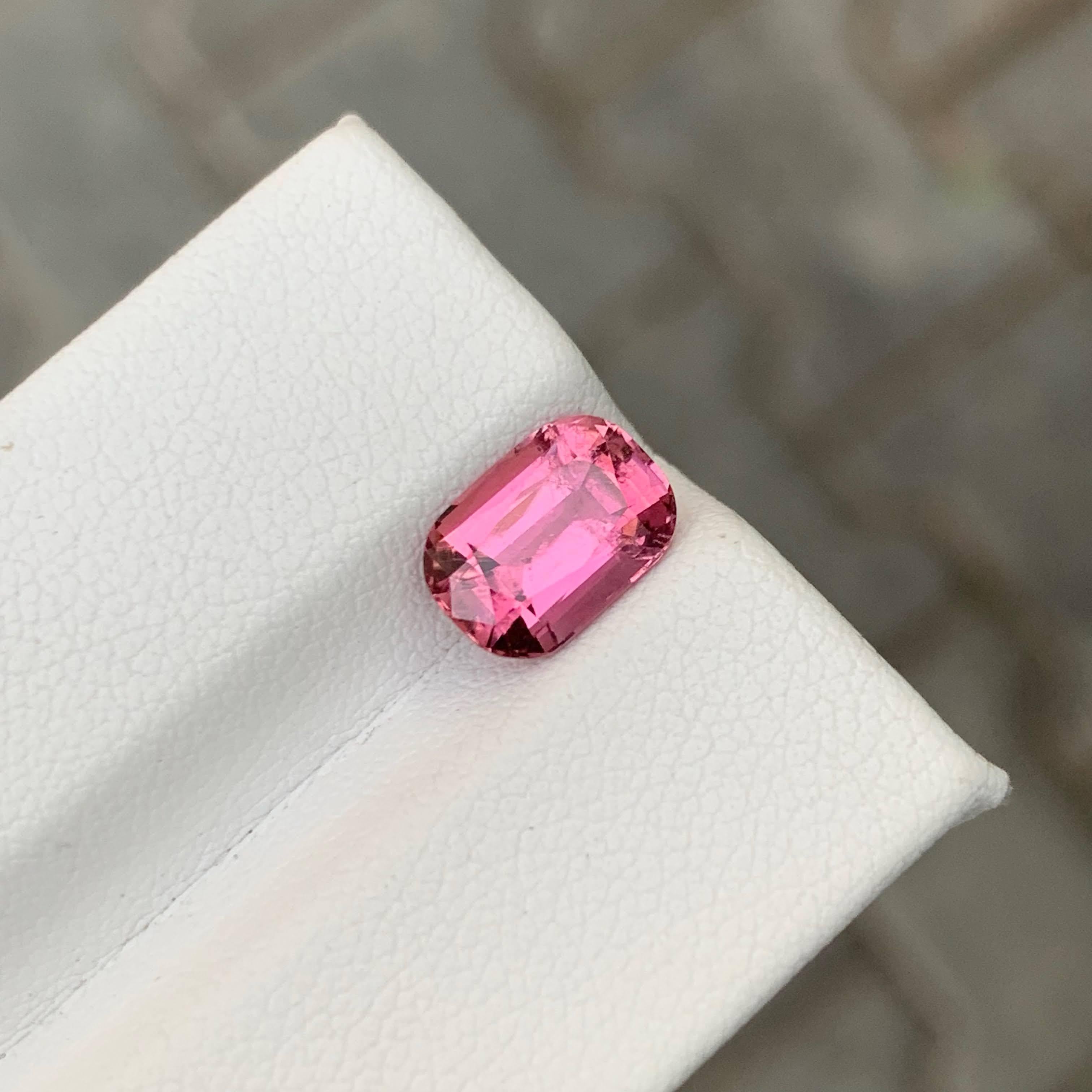 Moderno 2,20 Carati di tormalina rosa naturale sciolta Pietra africana taglio cuscino in vendita