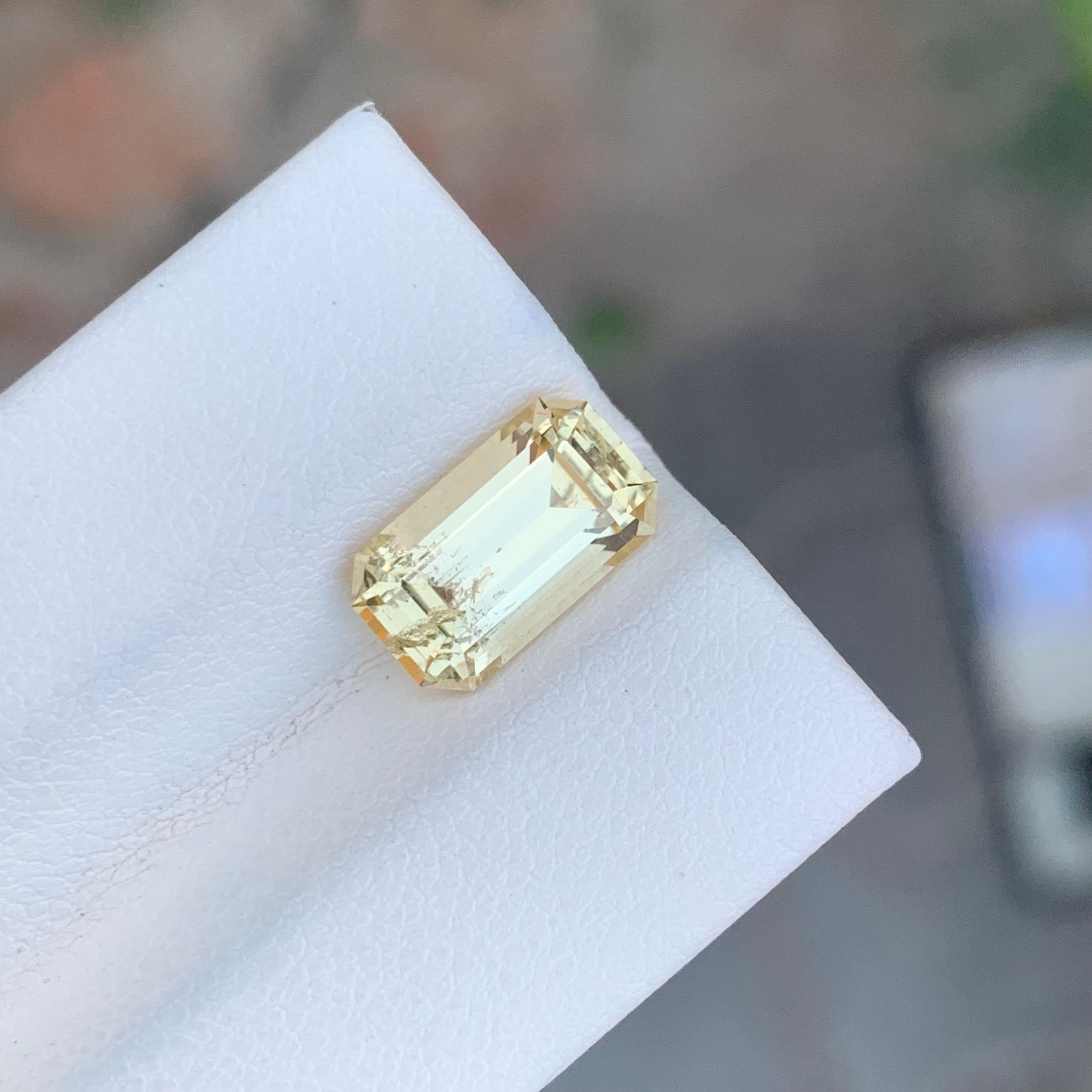 Taille coussin Gem Natural Loose Rare Scapolite en forme de coussin de 2,20 carats en vente