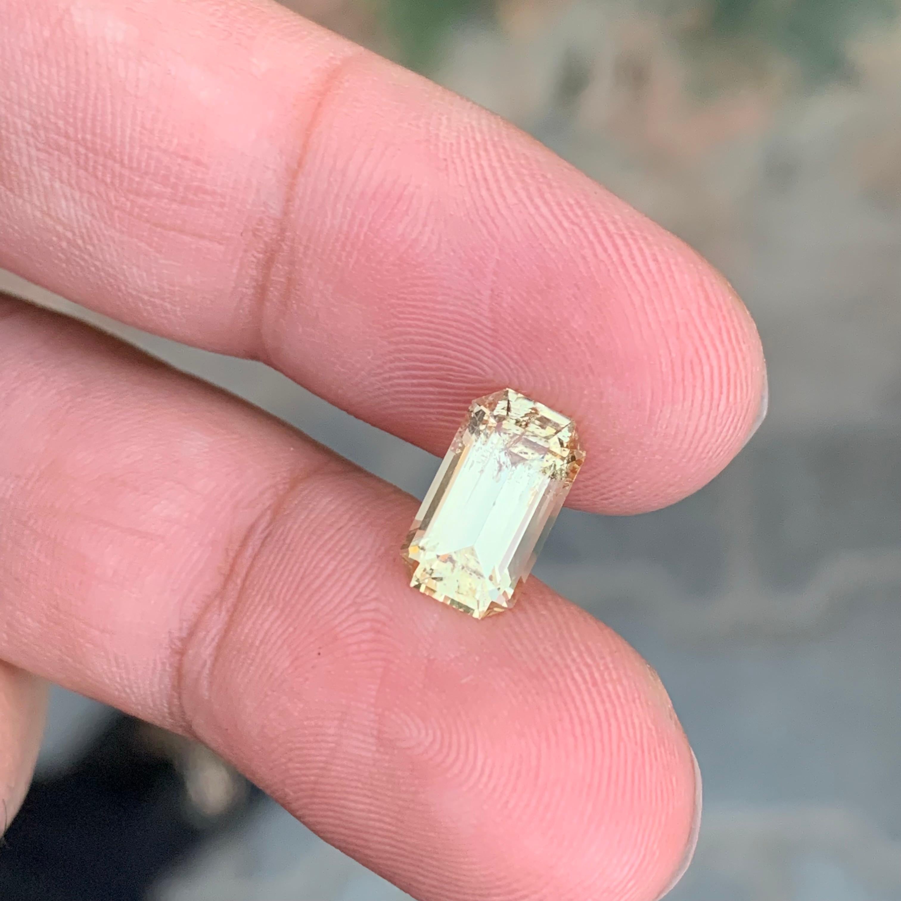 Gem Natural Loose Rare Scapolite en forme de coussin de 2,20 carats en vente 2