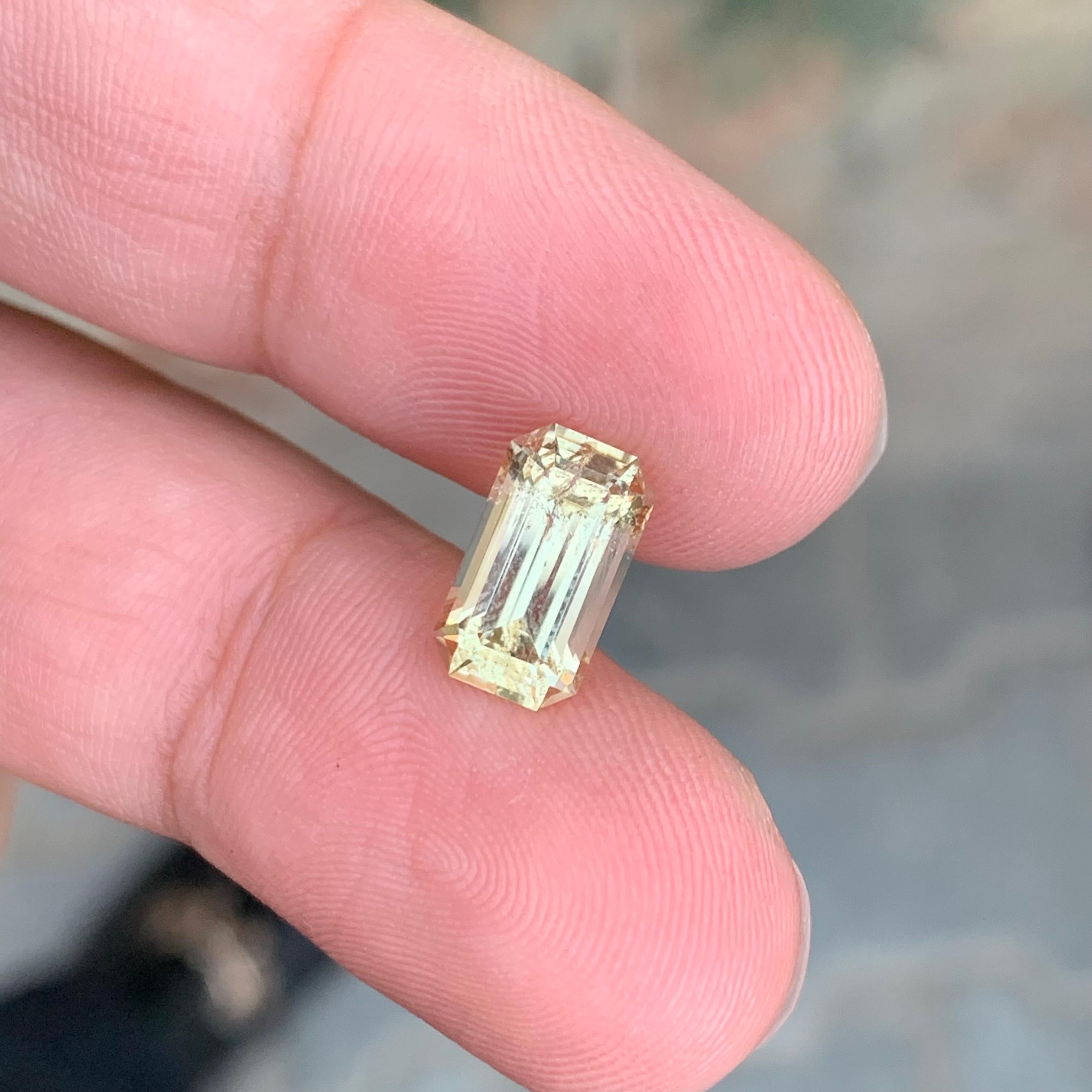 Gem Natural Loose Rare Scapolite en forme de coussin de 2,20 carats en vente 3