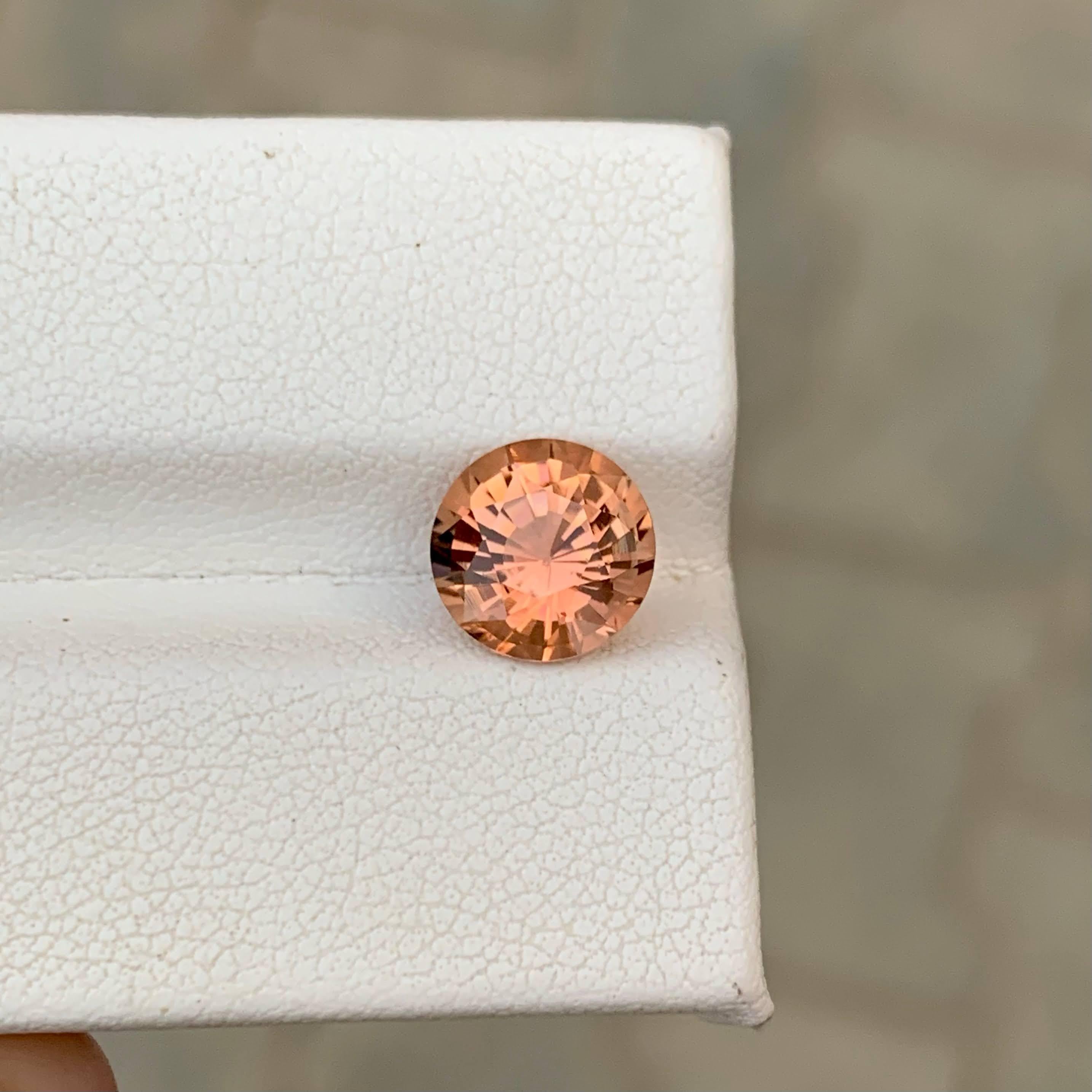 Peso 2,20 carati 
Dimensioni 8,4x8,4x5,8mm
Trattamento Nessuno 
Origine Africa 
Chiarezza VVS 
Forma Taglio rotondo 




Questa tormalina Sunset da 2,20 carati mostra una miscela calda e radiosa di sfumature arancioni, rosa e dorate che ricordano i