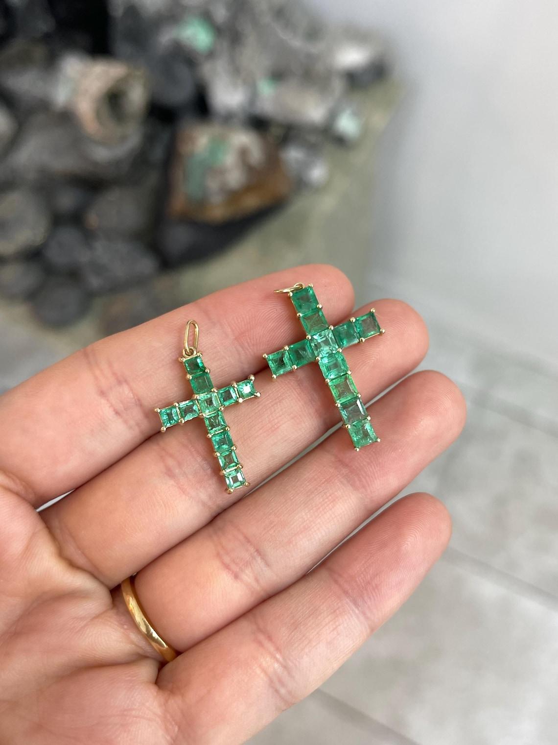 2,20 Karat natürlicher Smaragd im Prinzessinnenschliff Smaragd Kreuz-Anhänger Glänzende Halskette (Carréschliff) im Angebot