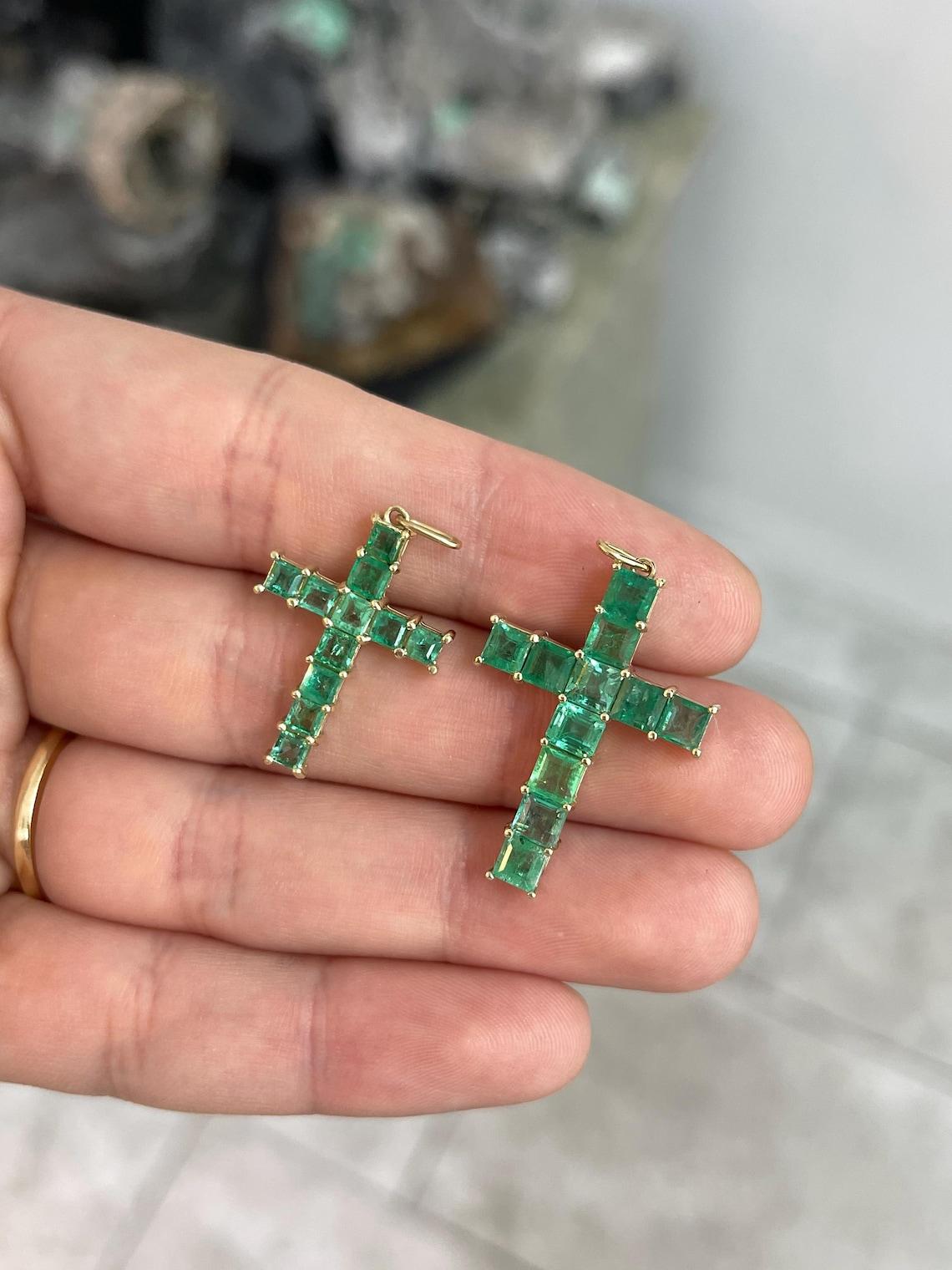 2,20 Karat natürlicher Smaragd im Prinzessinnenschliff Smaragd Kreuz-Anhänger Glänzende Halskette im Zustand „Neu“ im Angebot in Jupiter, FL