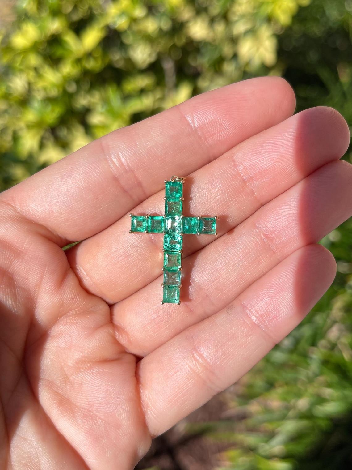 2,20 Karat natürlicher Smaragd im Prinzessinnenschliff Smaragd Kreuz-Anhänger Glänzende Halskette für Damen oder Herren im Angebot