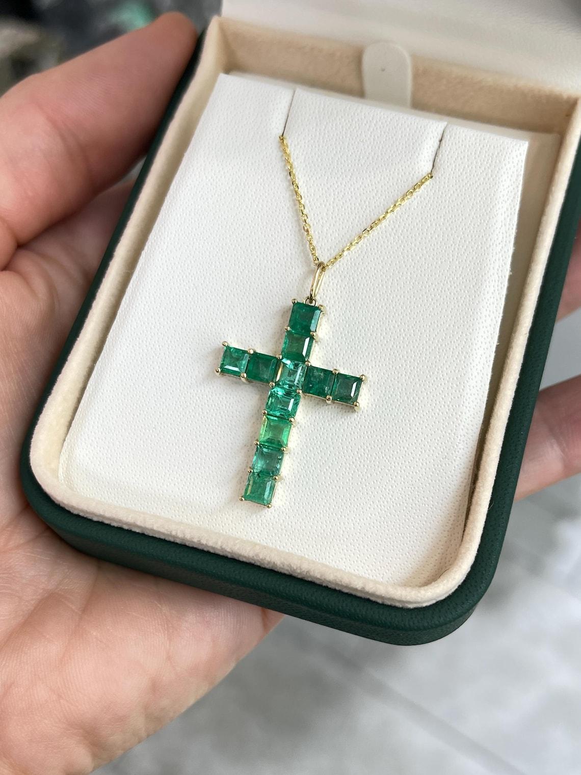 2,20 Karat natürlicher Smaragd im Prinzessinnenschliff Smaragd Kreuz-Anhänger Glänzende Halskette im Angebot 1