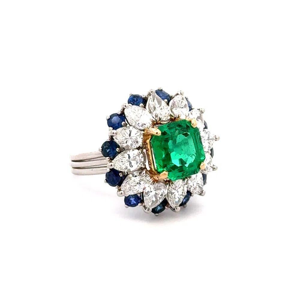  Einfach schön! Fein detaillierter GIA NO OIL Columbian Emerald, Pear Diamond und Sapphire Platinum Vintage Statement Cocktail Ring. In der Mitte ein sicher eingebetteter GIA NO OIL Columbian Emerald mit einem Gewicht von ca. 2,20 Karat. Umgeben von