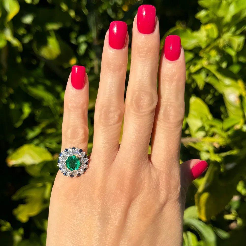Platinring, 2,20 Karat NO OIL kolumbianischer Smaragd GIA, Diamant und Saphir Platin (Modernistisch) im Angebot