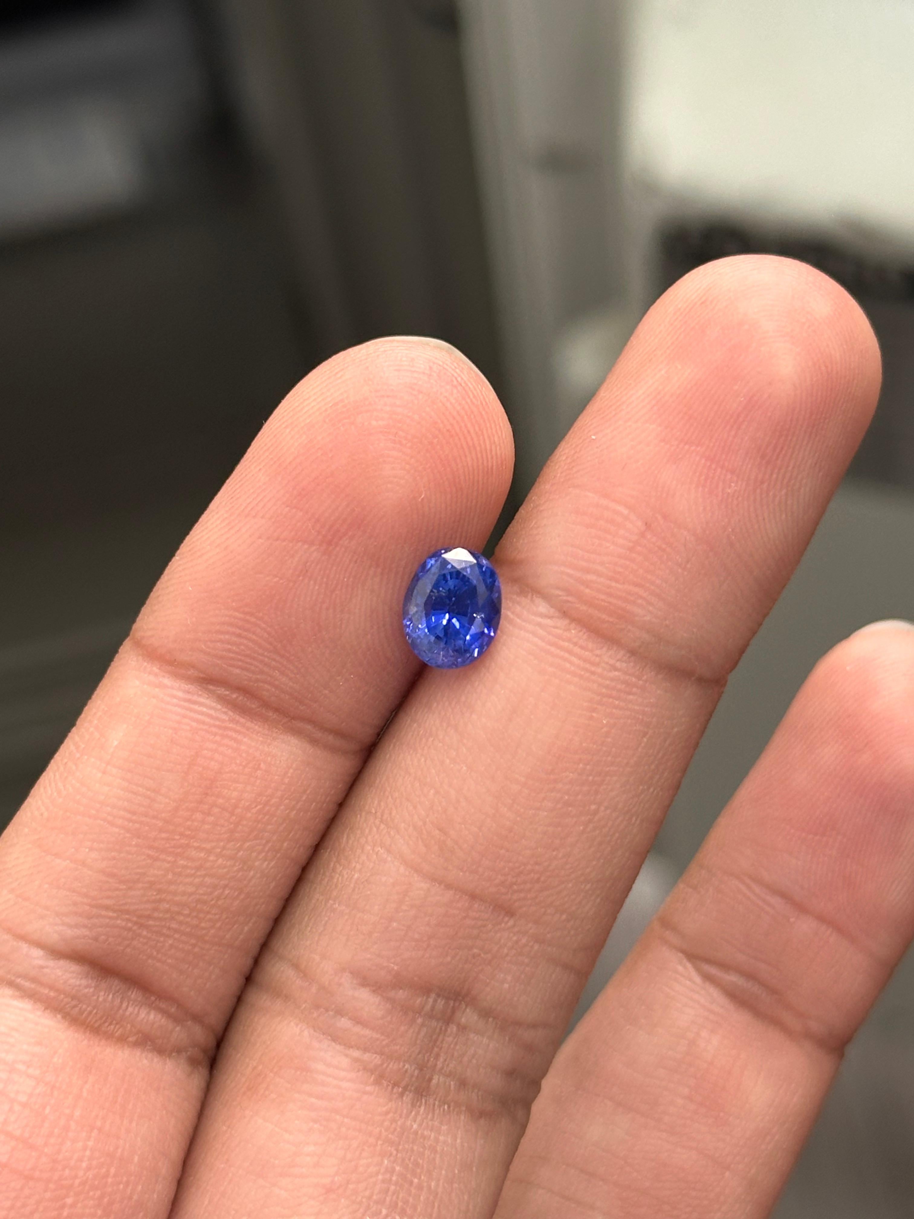 Taglio ovale 2.20 Carat Oval Blue Sapphire in vendita