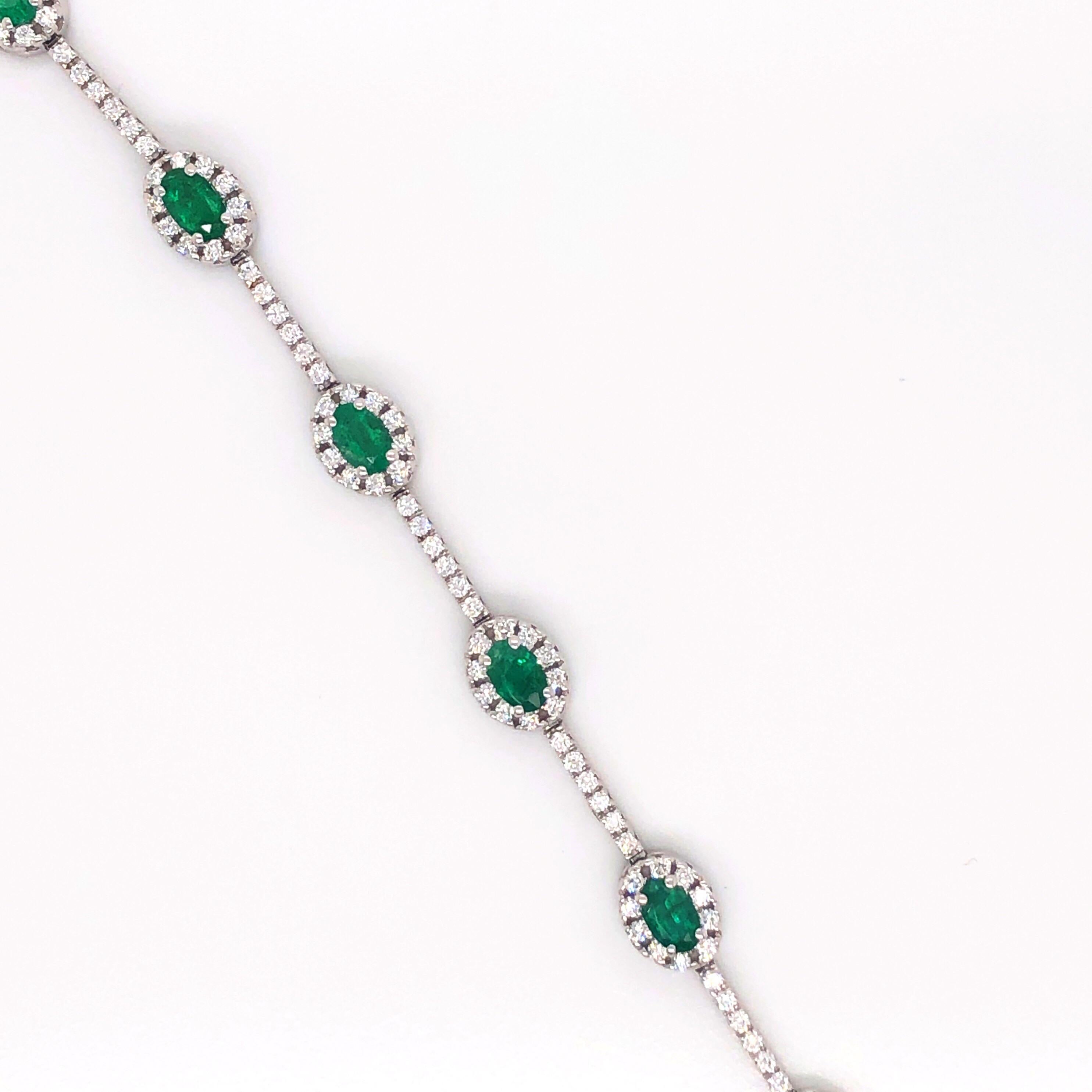 2.20 Carat Oval Emerald and 1.37 Carat Diamond Bracelet in 14 Karat Gold In New Condition In Houston, TX