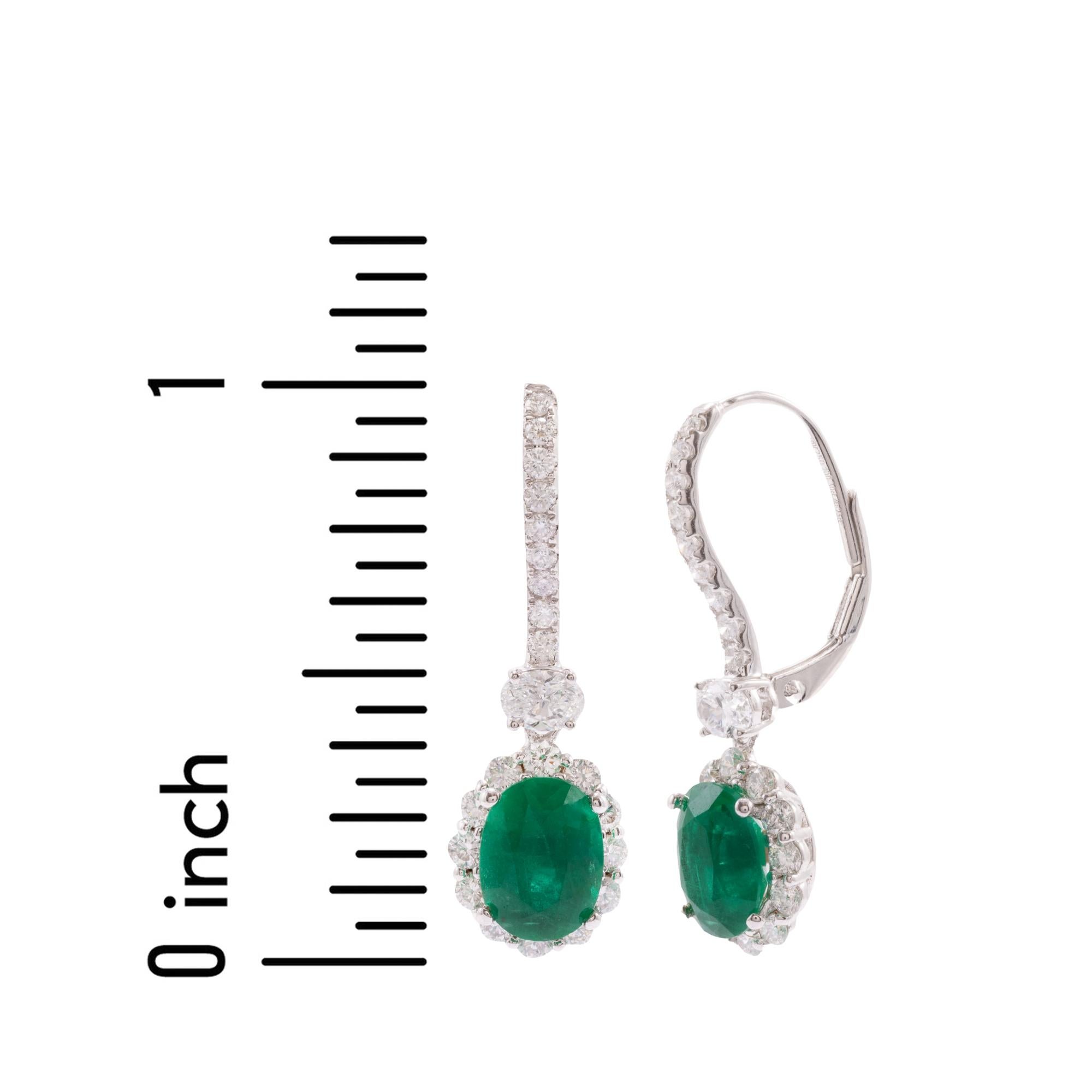 2,20 Karat ovale Smaragd-Ohrringe mit Hebelverschluss und 1,1 Karat Diamant-Halo ref610 im Zustand „Neu“ im Angebot in New York, NY