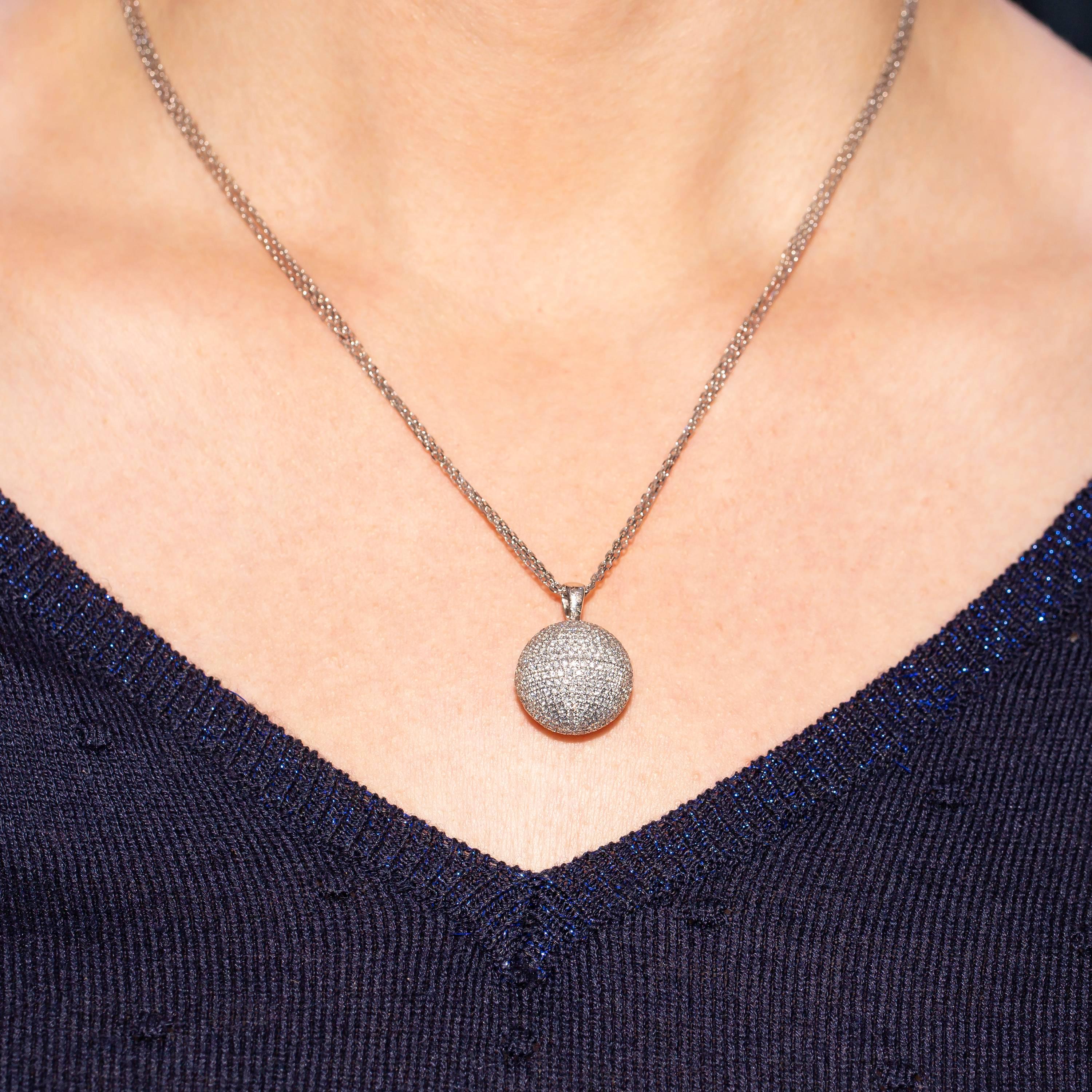 Taille ronde Collier pendentif en or 18 carats avec diamants ronds brillants sertis en pavé de 2,20 carats en vente