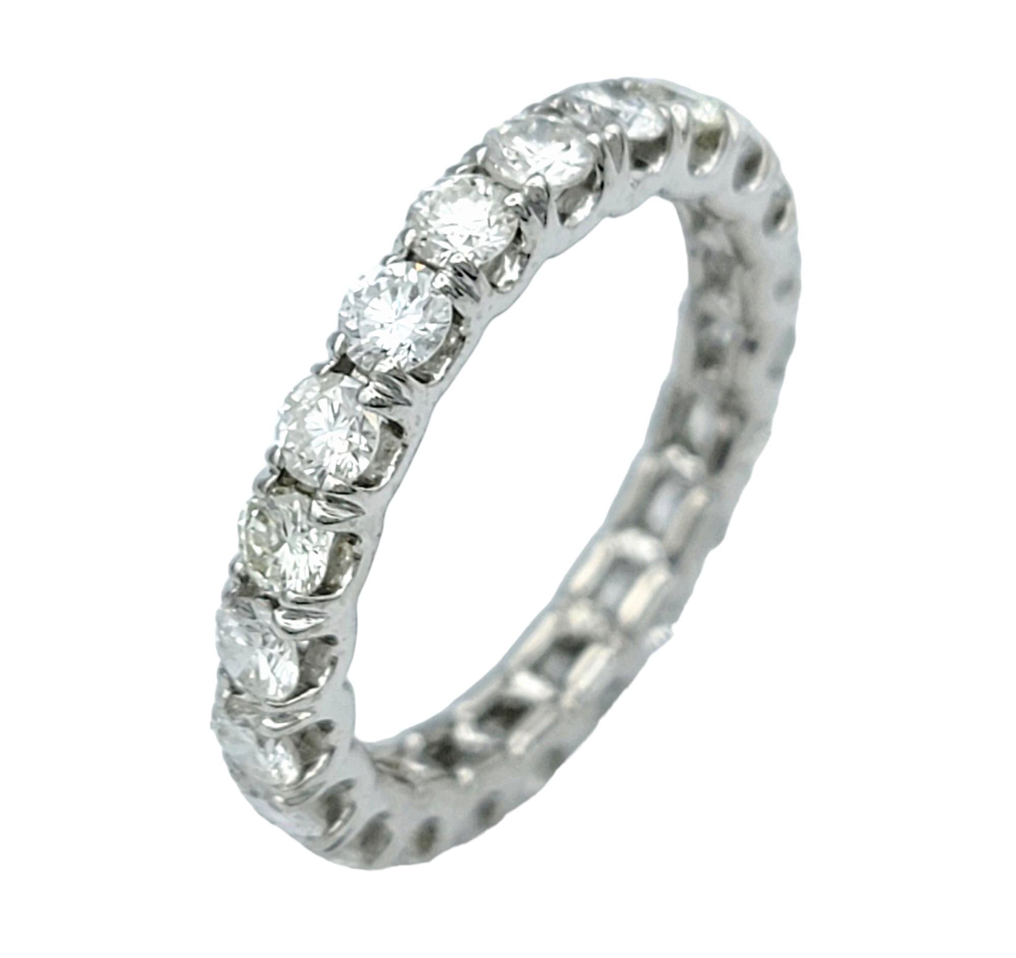 Taille de l'anneau : 6.75

Cette magnifique bague d'éternité en diamant, sertie dans un luxueux or blanc 18 carats, est un symbole intemporel d'amour et d'engagement éternels. Incrustée d'une bande continue de diamants étincelants qui encercle toute