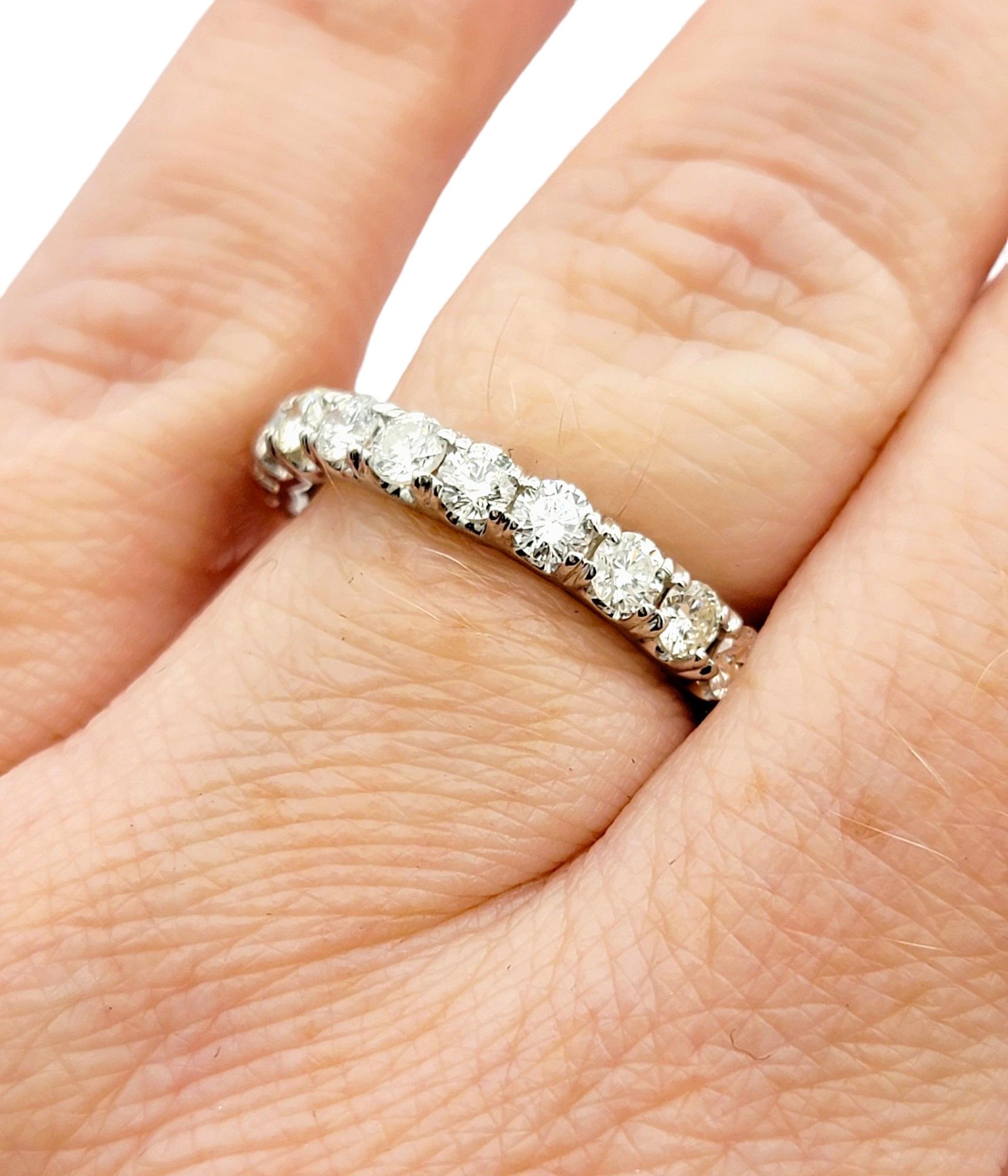 Anello a fascia con diamante rotondo da 2,20 carati in oro bianco da 18 carati, F-G / VS2 In condizioni buone in vendita a Scottsdale, AZ