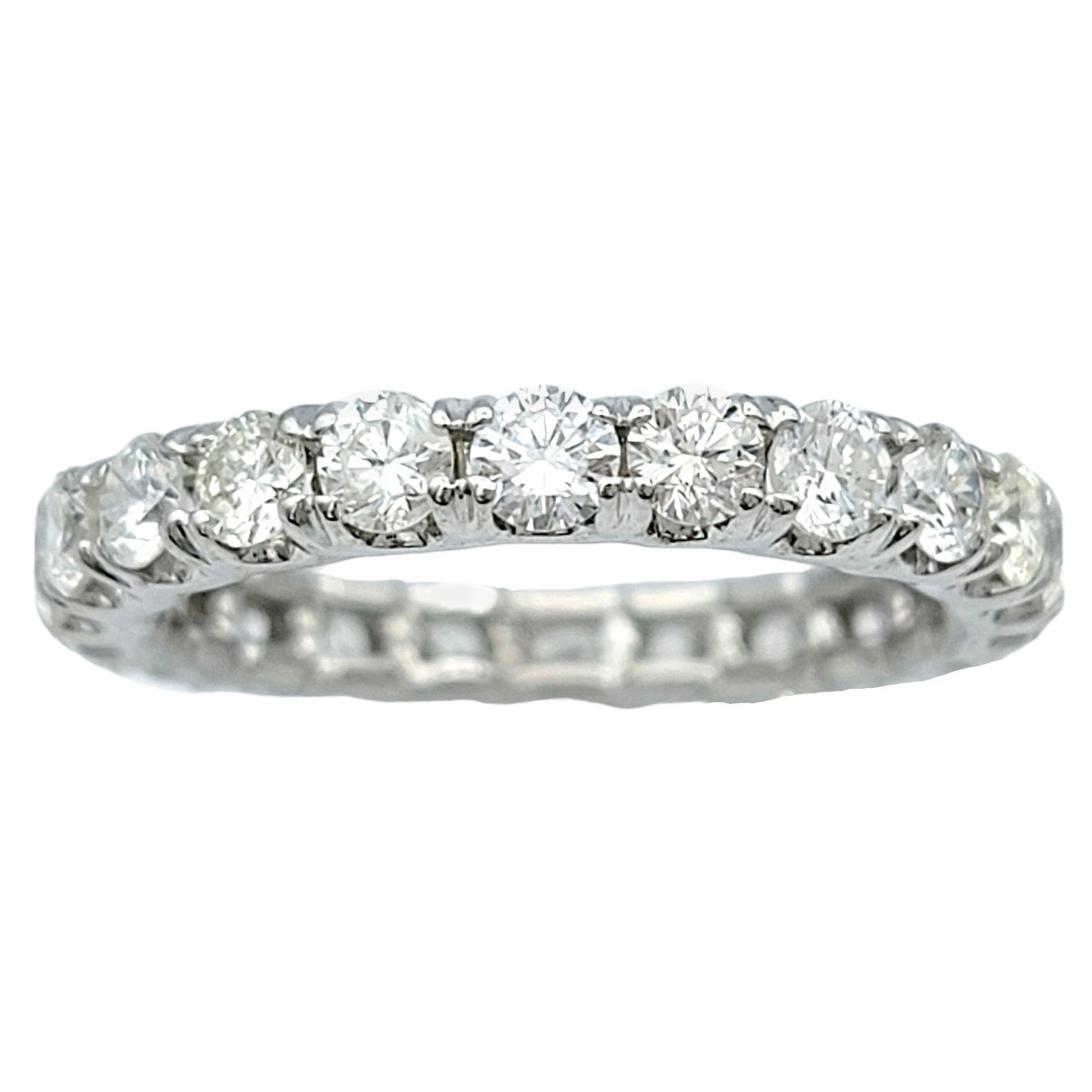 Bague d'éternité en or blanc 18 carats avec diamants ronds de 2,20 carats, F-G / VS2