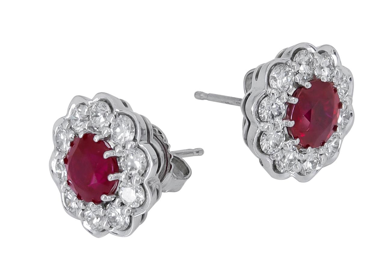 Une paire de boucles d'oreilles chic mettant en valeur un centre en rubis vibrant entouré de diamants ronds brillants disposés en forme de fleur. Fabriqué en platine.
Les rubis pèsent 2,20 carats au total.
Les diamants pèsent 2.00 carats au