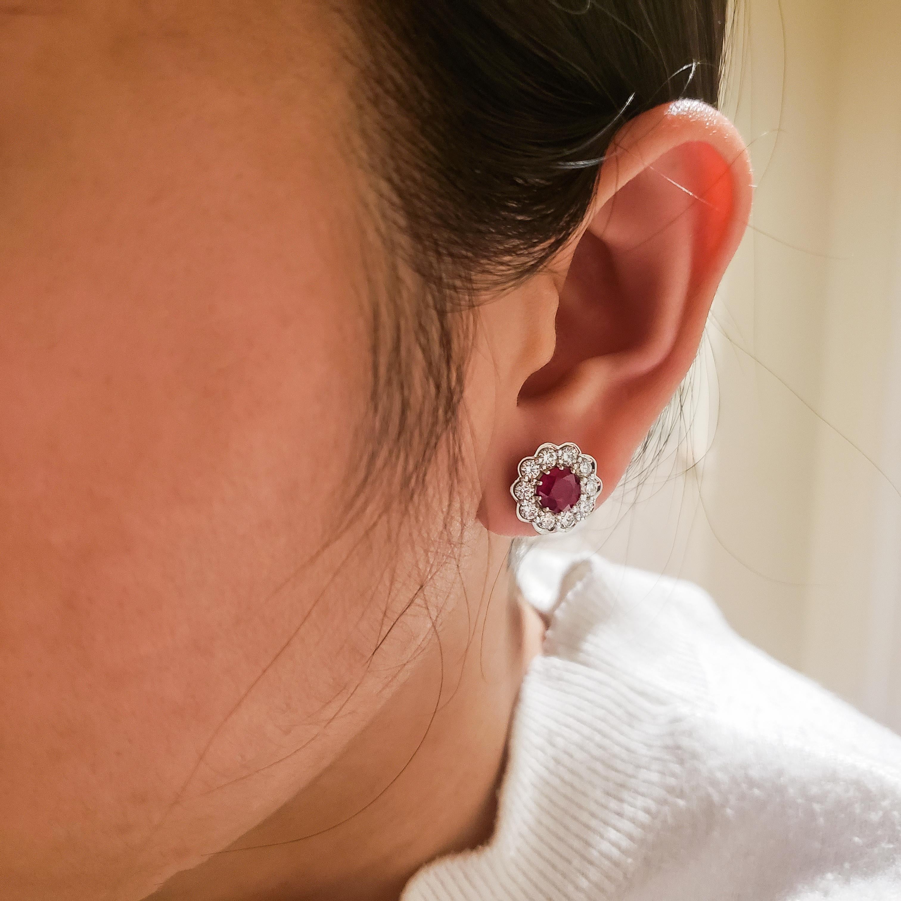 Clous d'oreilles à fleurs en rubis rond et diamants de 2,20 carats Excellent état - En vente à New York, NY
