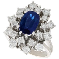Bague cocktail en or blanc avec saphir de 2,20 carats et diamants de 2,54 carats