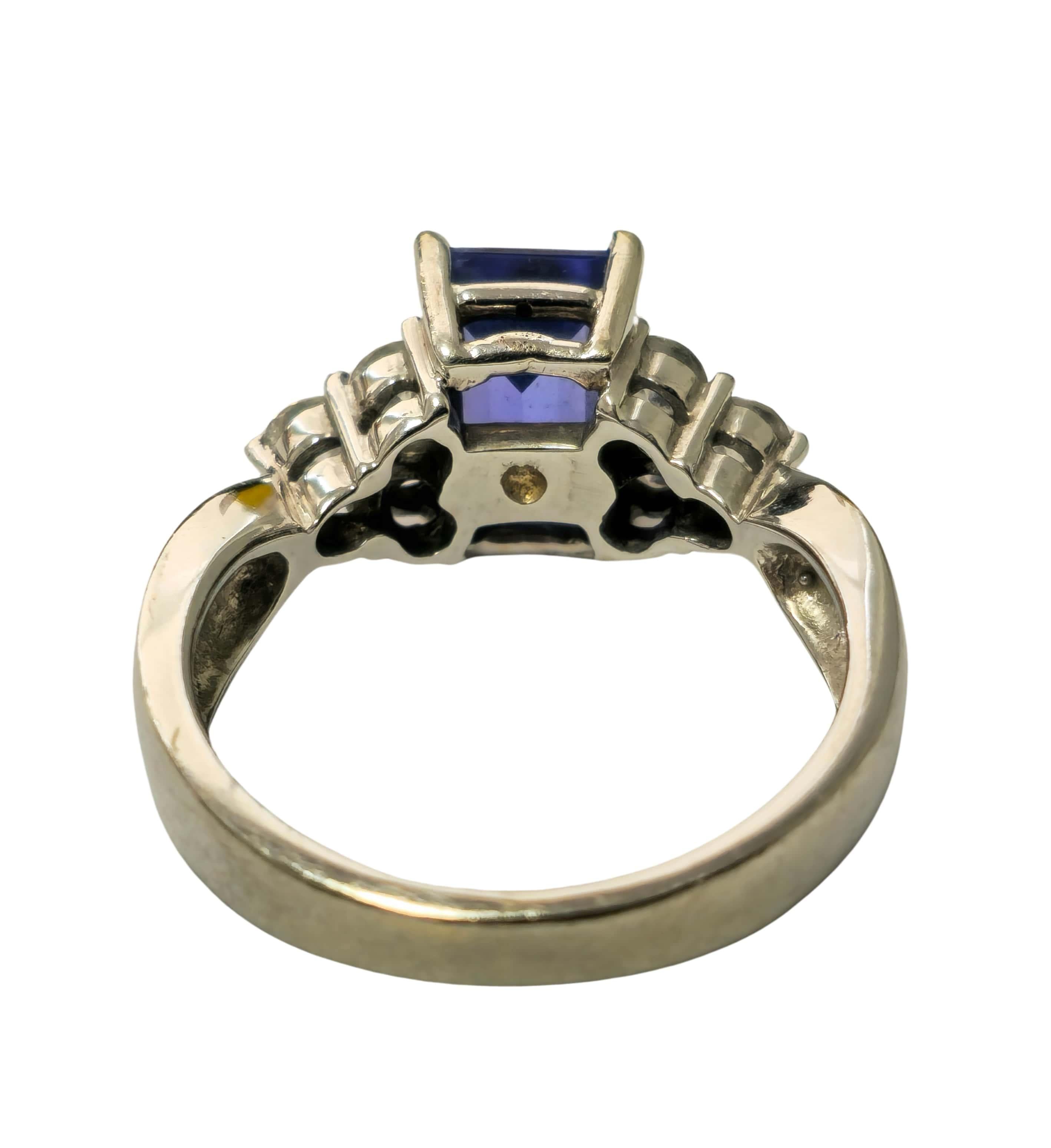 Women's 2.20 Carat Tanzanite & Diamond Engagement Ring For Sale