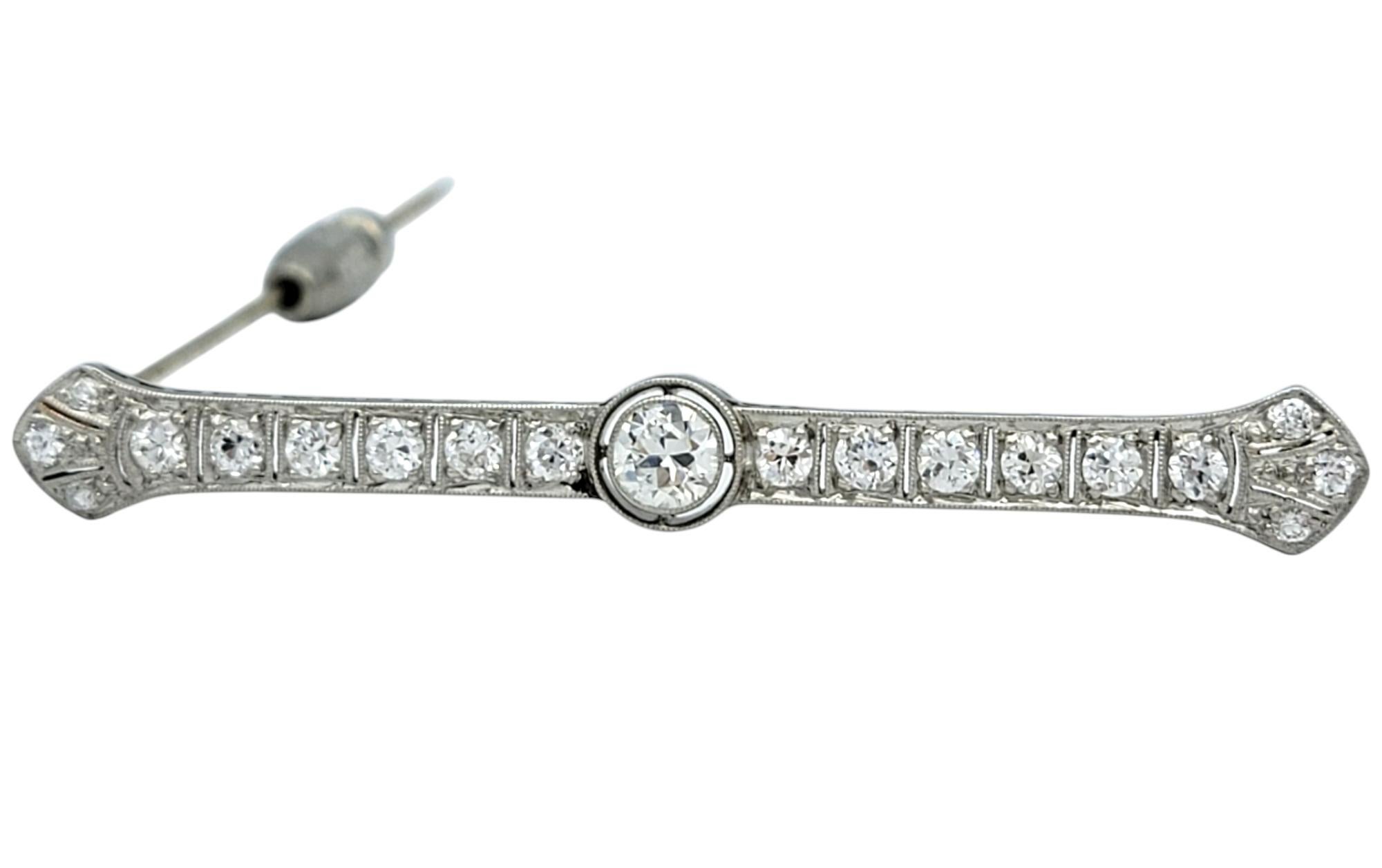 2,20 Karat insgesamt Vintage Barbrosche aus Platin mit Diamanten im alten Minenschliff, E-F / VVS (Zeitgenössisch) im Angebot