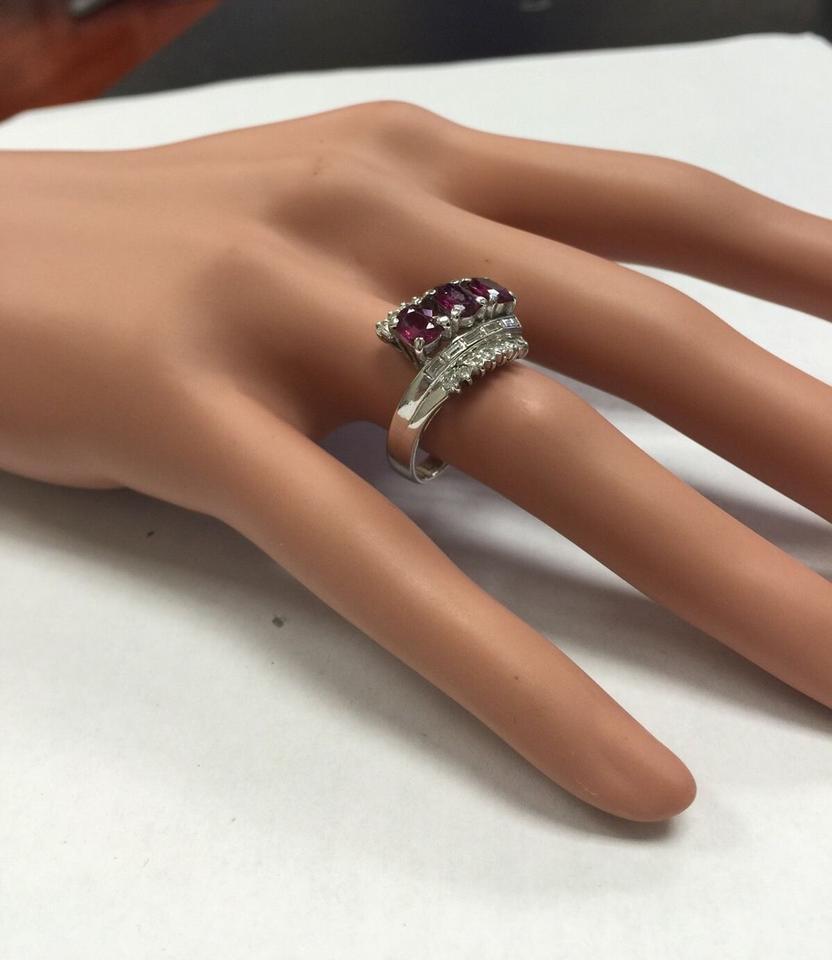 Anillo de oro macizo de 18 quilates con un impresionante rubí rojo natural de 2,20 quilates y diamantes en venta 6