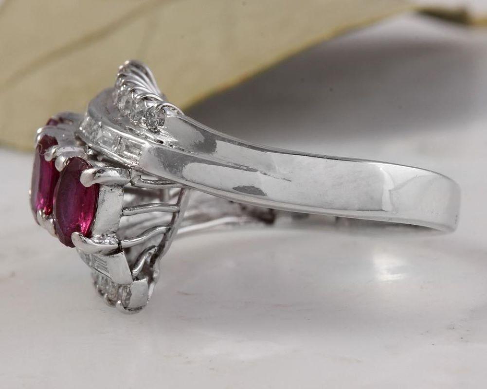 Anillo de oro macizo de 18 quilates con un impresionante rubí rojo natural de 2,20 quilates y diamantes Corte mixto en venta