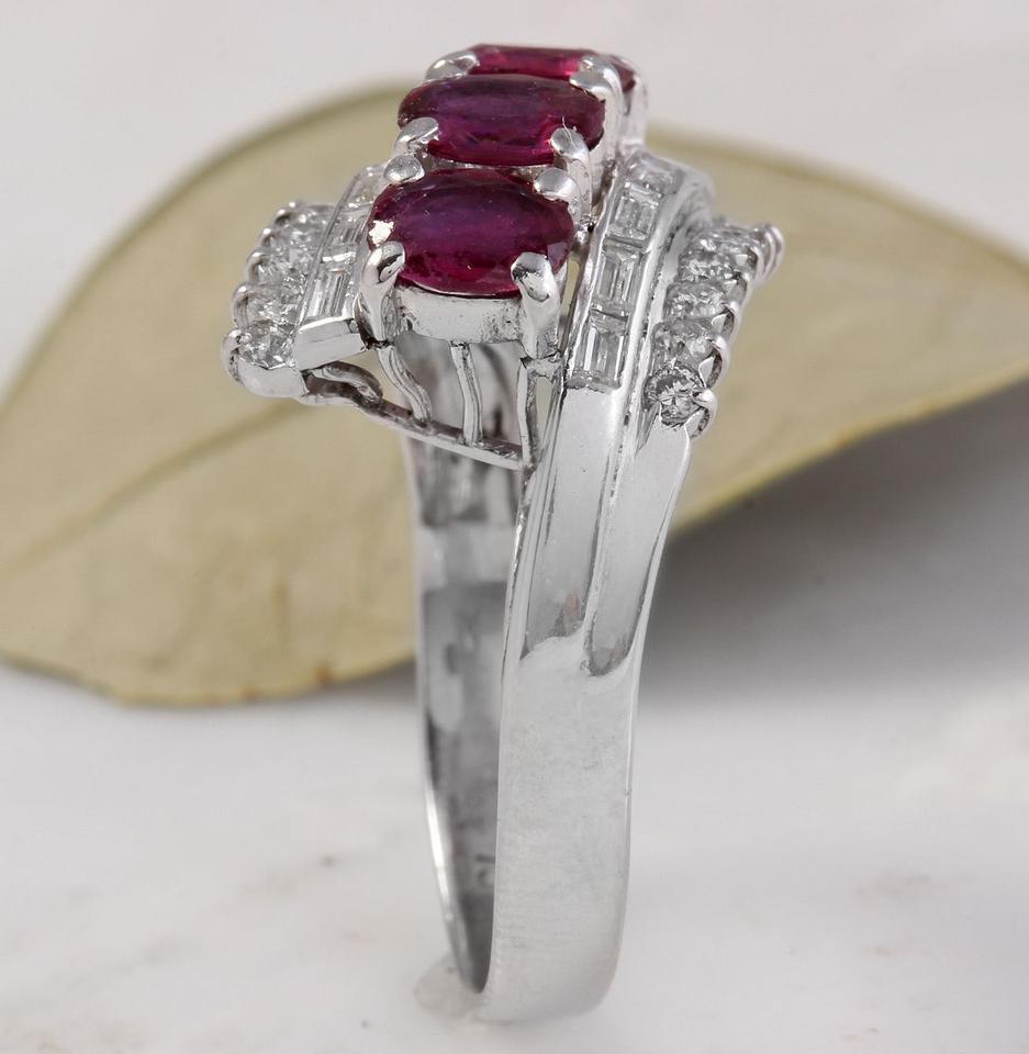 De las mujeres Anillo de oro macizo de 18 quilates con un impresionante rubí rojo natural de 2,20 quilates y diamantes en venta