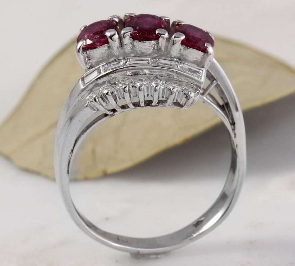 Anillo de oro macizo de 18 quilates con un impresionante rubí rojo natural de 2,20 quilates y diamantes en venta 2