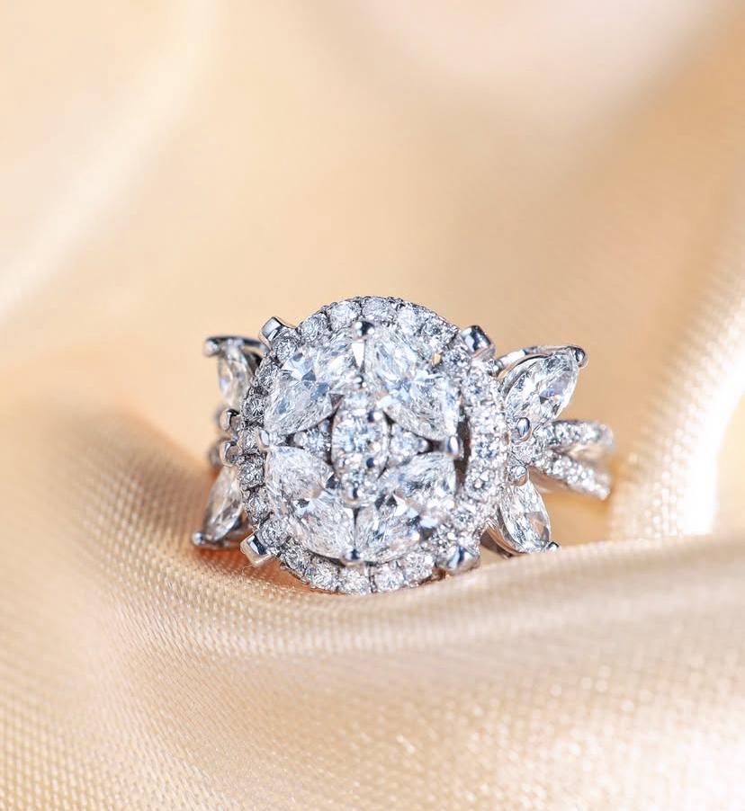 Un esclusivo anello da cocktail con diamanti dal design moderno, dallo stile elegante e raffinato.
Realizzato con particolare attenzione a tutti i dettagli.
Questo splendido anello è realizzato in oro 18 carati con splendidi diamanti da 2,20 carati,