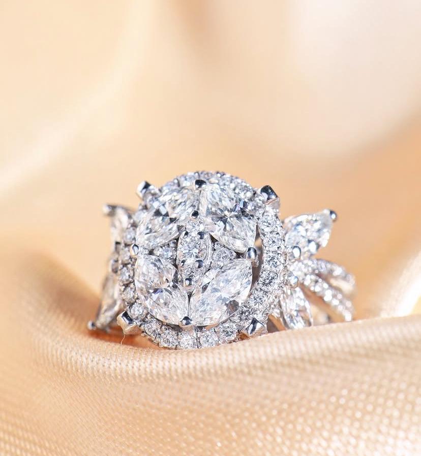 Taglio misto Anello da cocktail in oro 18K con diamanti di forma mista da 2,20 carati in vendita