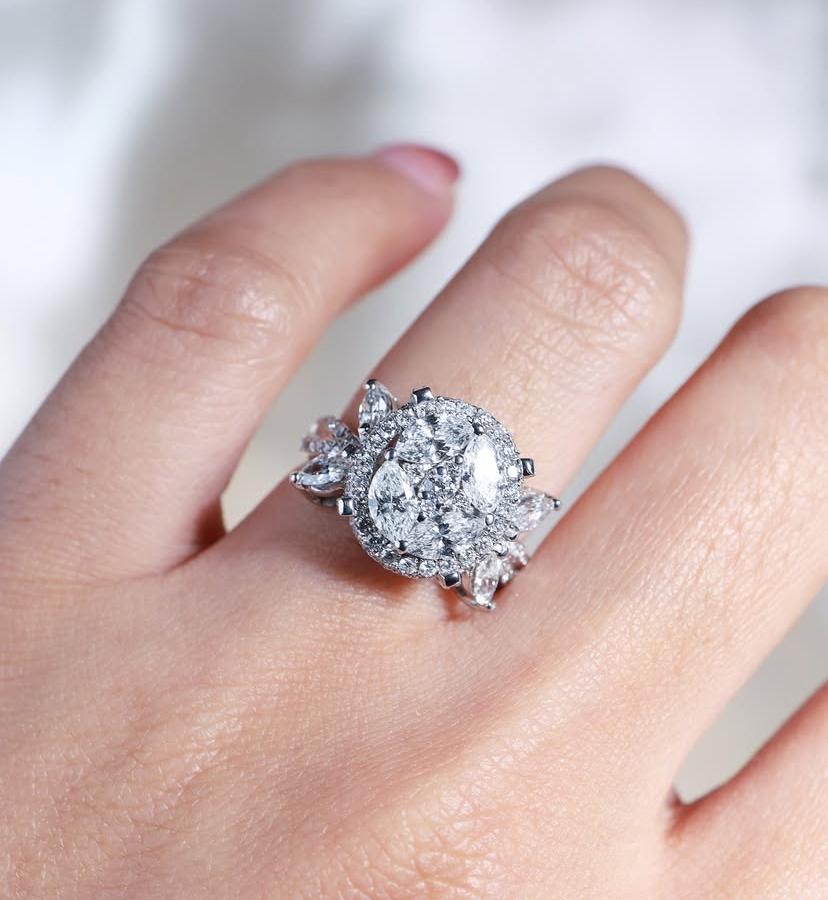 Anello da cocktail in oro 18K con diamanti di forma mista da 2,20 carati In condizioni Nuovo in vendita a Massafra, IT