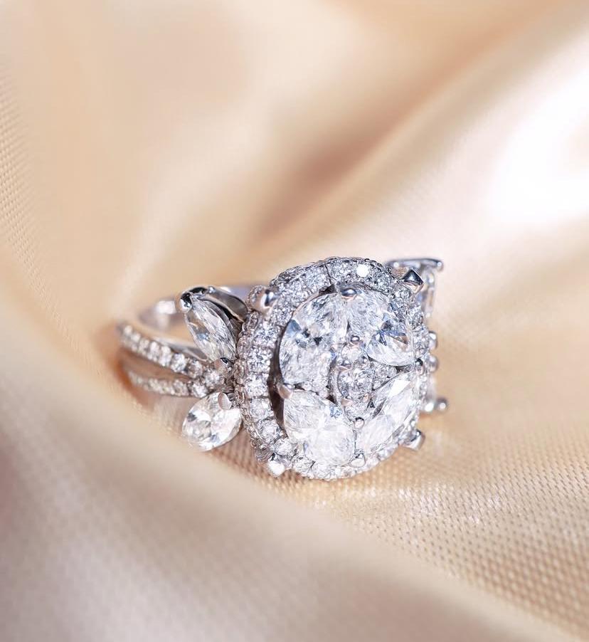 Donna Anello da cocktail in oro 18K con diamanti di forma mista da 2,20 carati in vendita