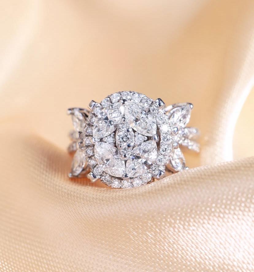 Anello da cocktail in oro 18K con diamanti di forma mista da 2,20 carati in vendita 1