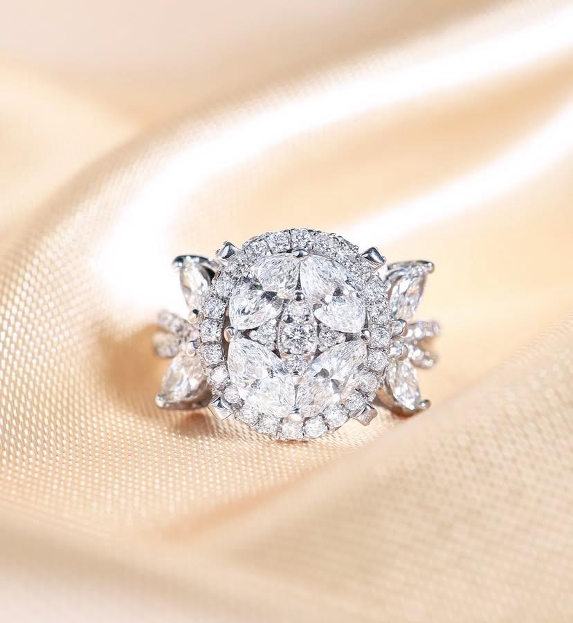 Anello da cocktail in oro 18K con diamanti di forma mista da 2,20 carati in vendita 2