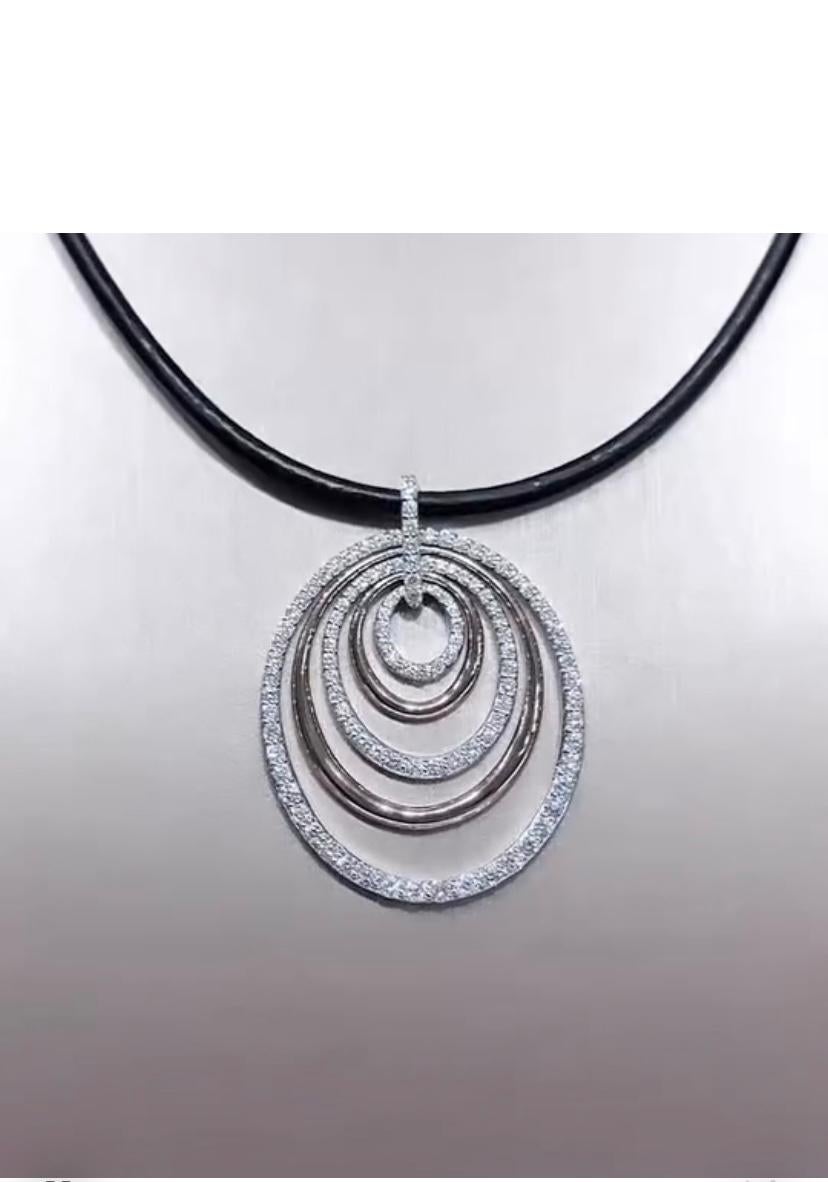 Uno squisito ciondolo con diamanti dal design contemporaneo, dallo stile elegante e raffinato.
Eleva la tua bellezza senza tempo e aggiungi un tocco di raffinatezza al tuo look.
Splendido pendente in oro 18 carati con splendidi diamanti Nature da