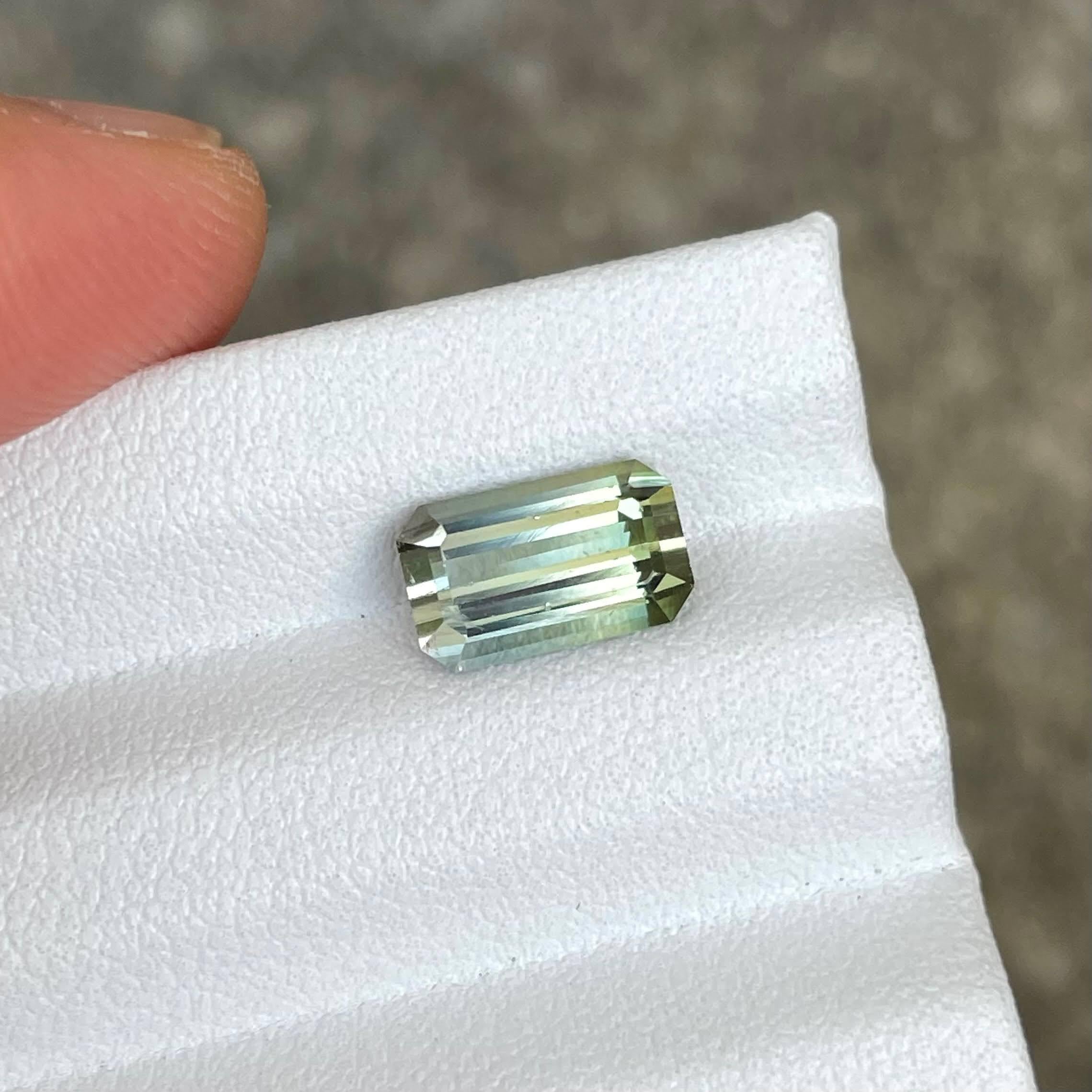 Taille émeraude Pierre précieuse Afrique parfaite tourmaline bicolore taille émeraude 2,20 carats en vente