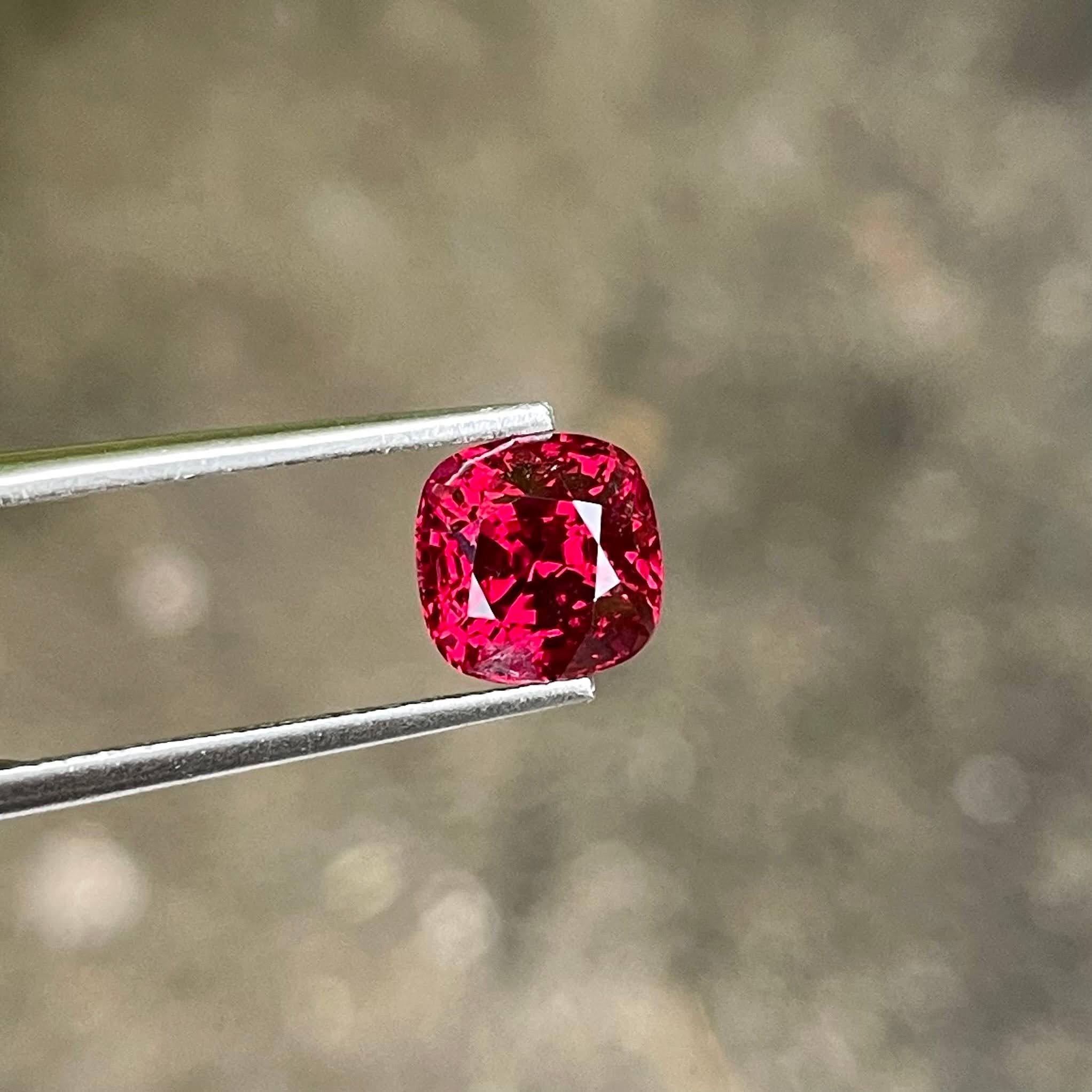 Peso 2,20 carati 
Dimensioni 7.1x7.0x5.8 mm
Trattamento nessuno 
Origine Birmania 
Chiarezza SI
Forma del cuscino 
Tagliare un cuscino di fantasia 



Questa splendida gemma di spinello rosso da 2,20 carati, tagliata a cuscino alla perfezione,