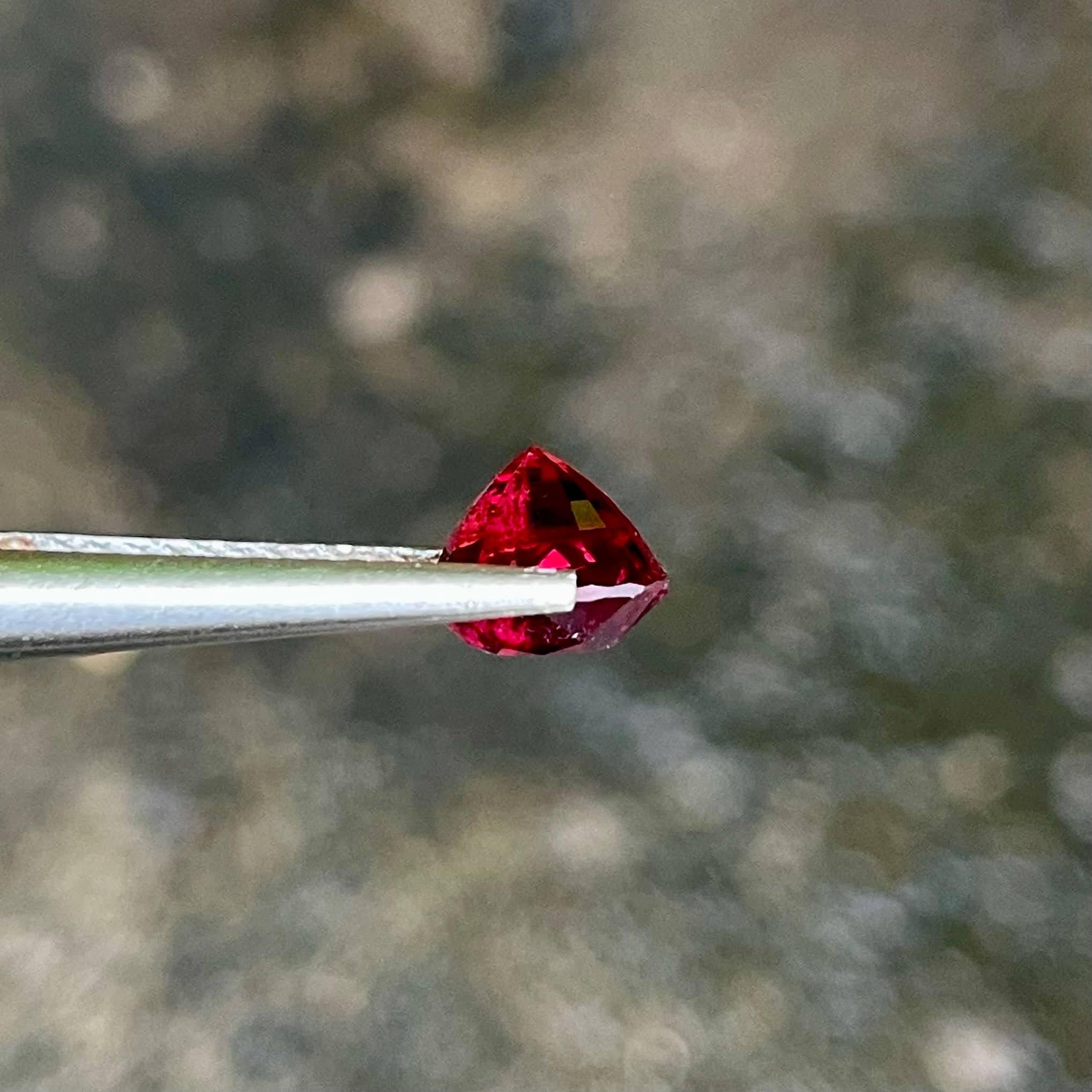 Moderno 2,20 carati di pietra Spinello Rosso Taglio Cuscino Gemma Naturale dalla Birmania in vendita