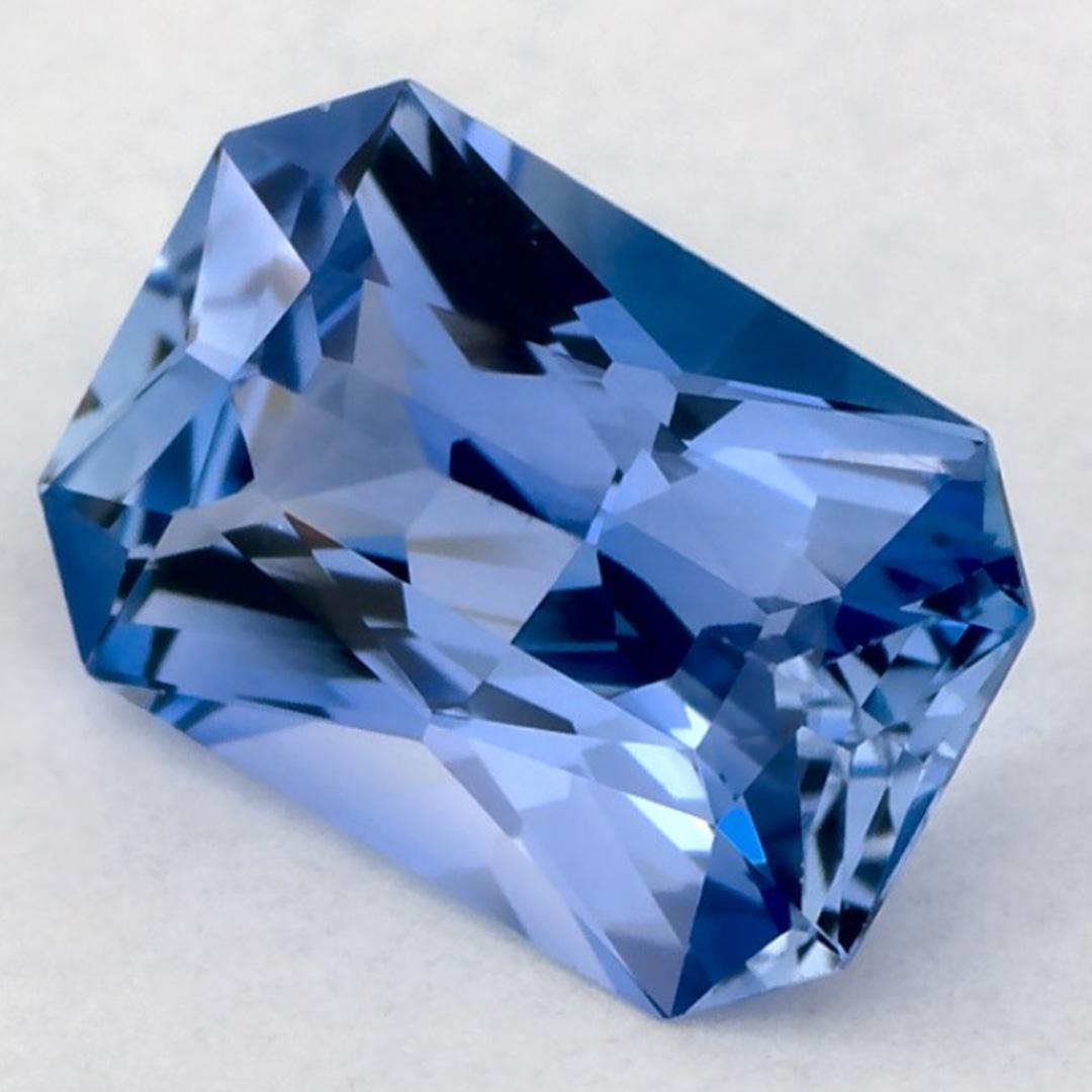 Ce saphir bleu naturel offre élégance et sophistication. Avec sa riche saturation de couleurs et sa coupe précise, il constitue la pièce maîtresse parfaite pour une bague de fiançailles ou une conception de bijoux de luxe.

Ce saphir provient du Sri