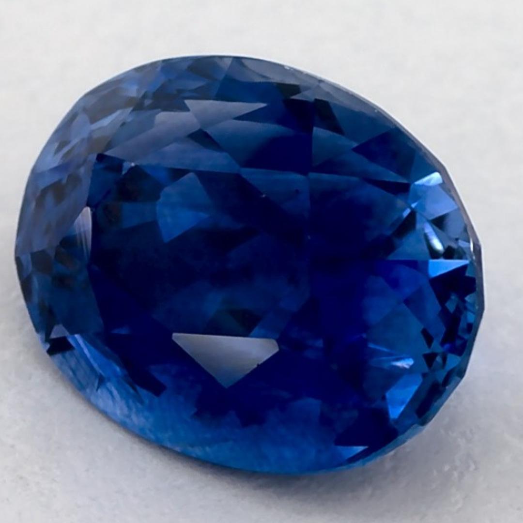 Dieser natürliche blaue Saphir bietet Eleganz und Raffinesse. Mit seiner satten Farbsättigung und seinem präzisen Schliff ist er das perfekte Herzstück für einen Verlobungsring oder ein luxuriöses Schmuckdesign.

Dieser Saphir stammt aus Sri Lanka