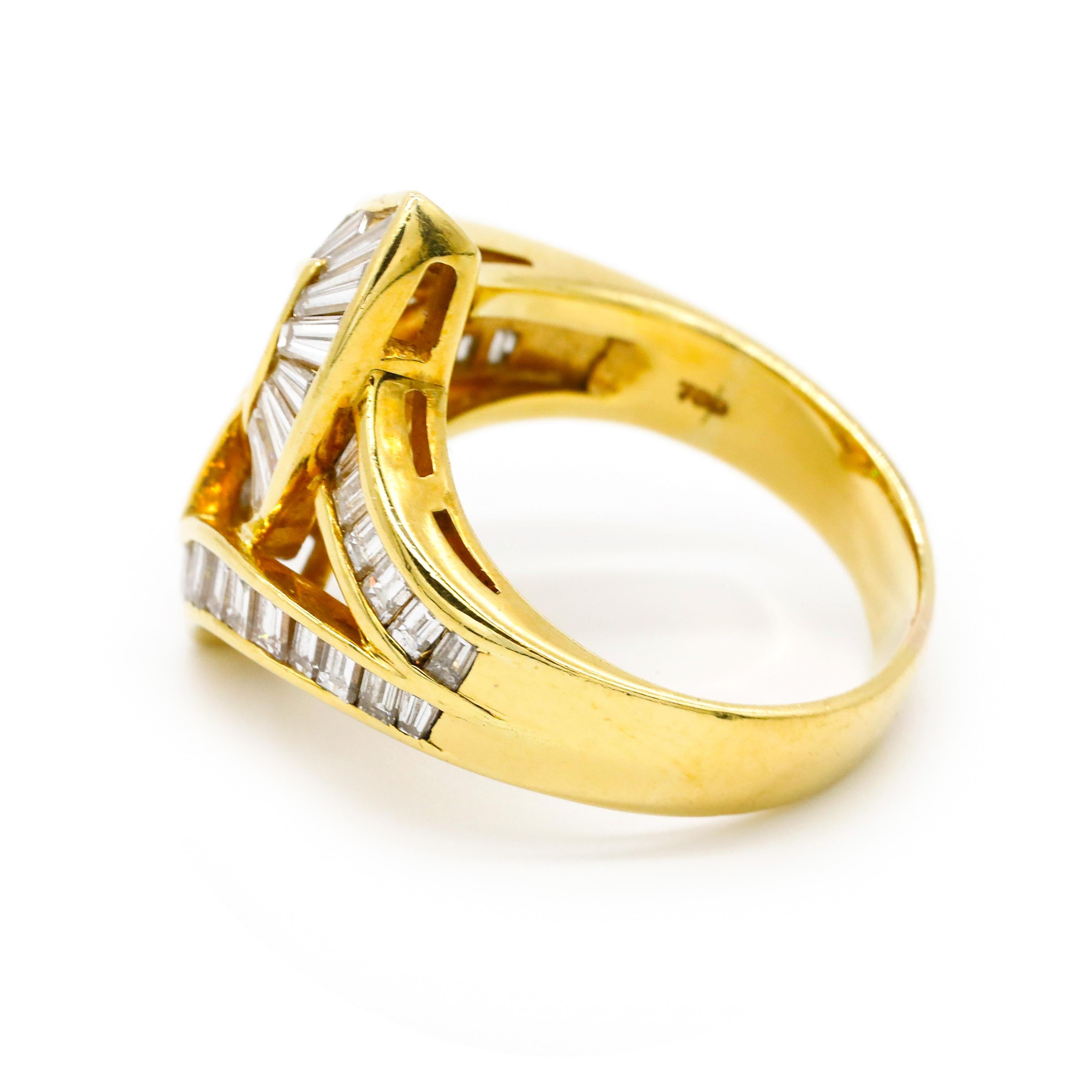 2,20 TCW Baguetteschliff Diamant Fine Estate Verlobungsring 18k Gelbgold

Sie wird von Emotionen überwältigt sein, wenn sie diesen Ring sieht. 2,20 TCW Diamantring im Baguetteschliff, umrahmt von weißen Diamanten im Baguetteschliff, für einen
