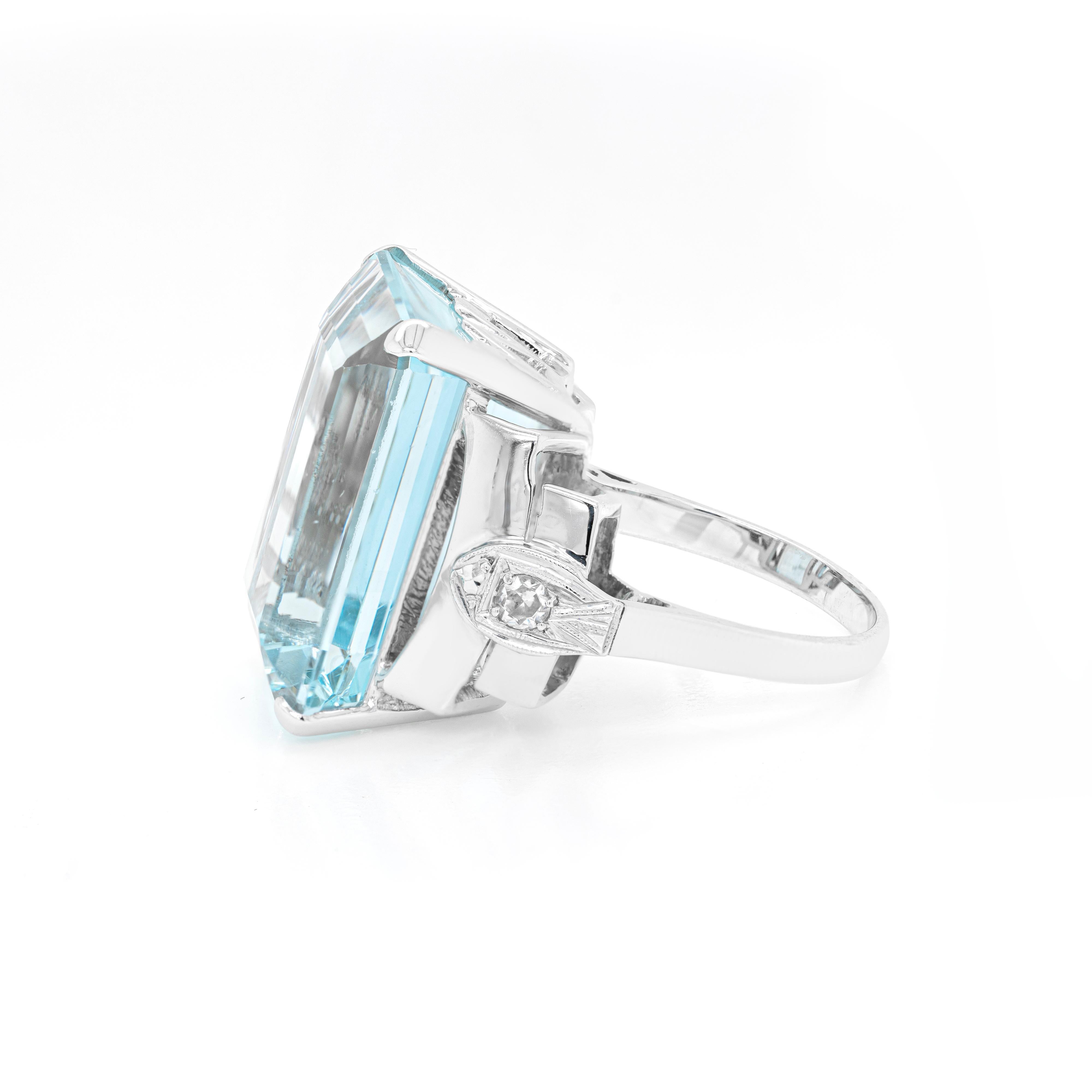 Modern 22.00 Carat Aquamarine and Diamond 18 Carat White Gold Cocktail Ring For Sale