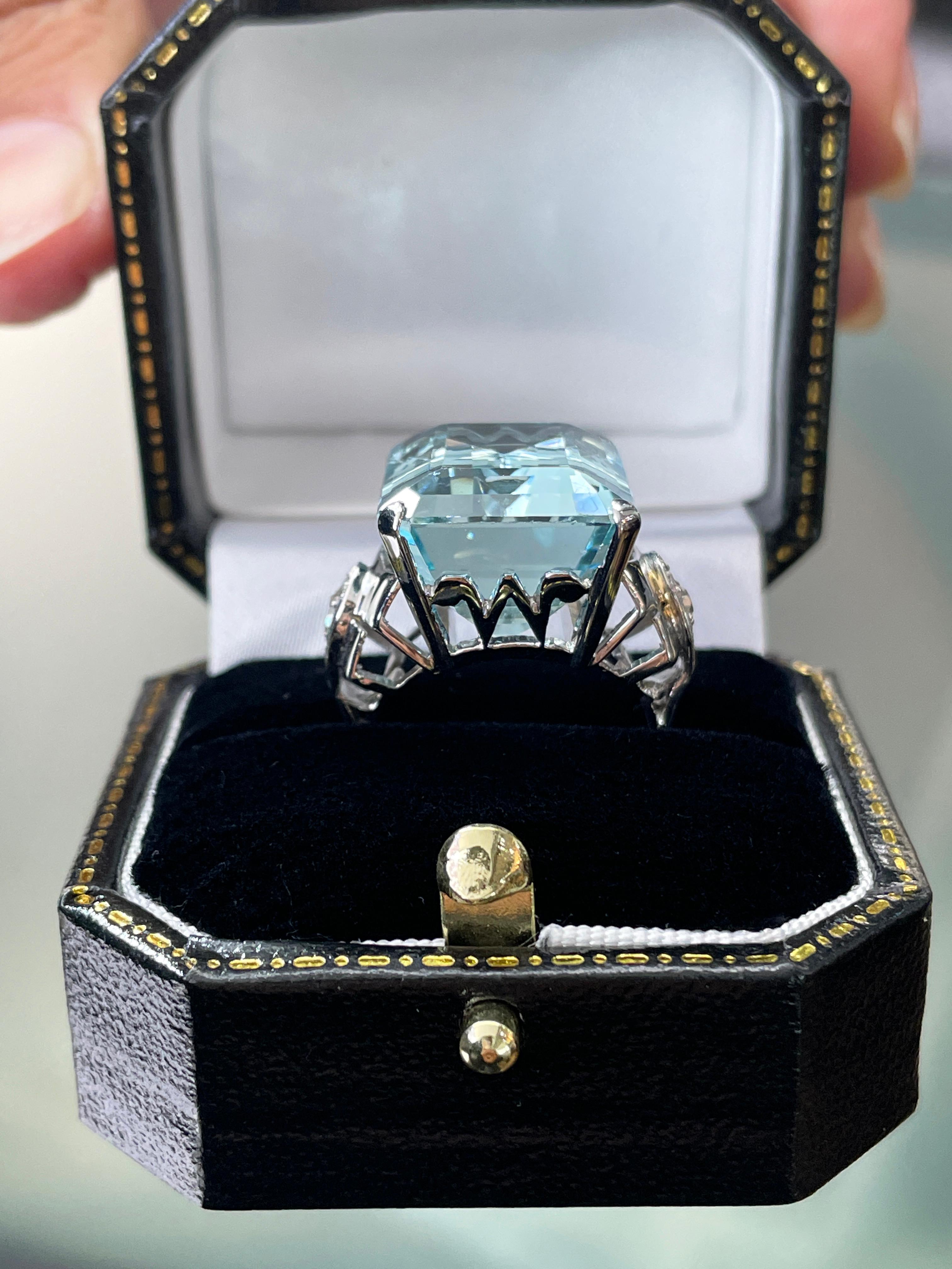 22.00 Carat Aquamarine and Diamond 18 Carat White Gold Cocktail Ring In Excellent Condition For Sale In London, GB