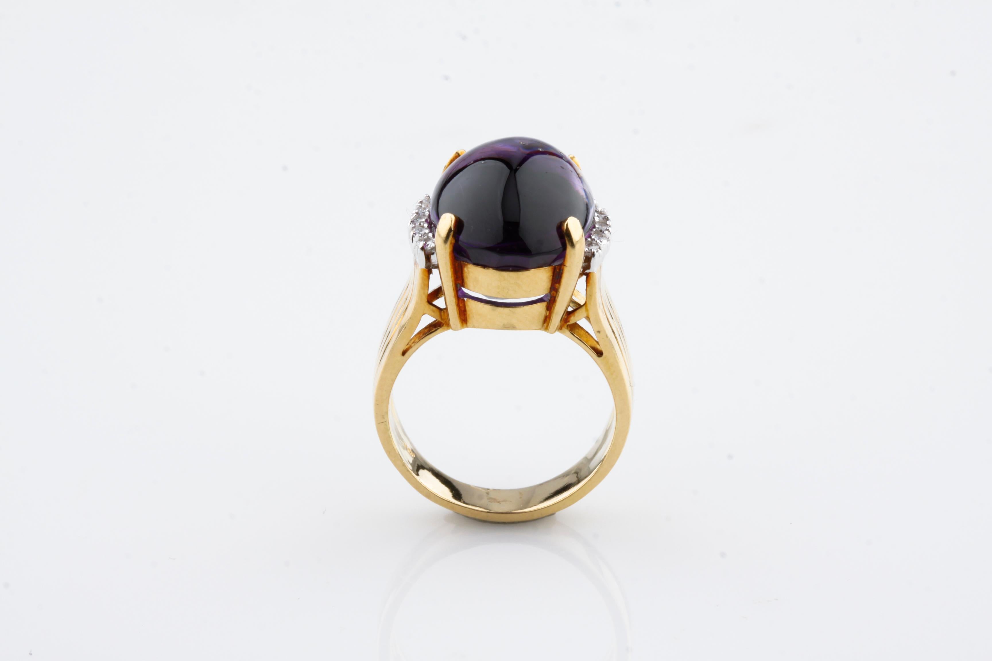 22.00 Carat Cabochon Amethyst and Diamonds 18 Karat Yellow Gold Cocktail Ring In Good Condition In Sherman Oaks, CA