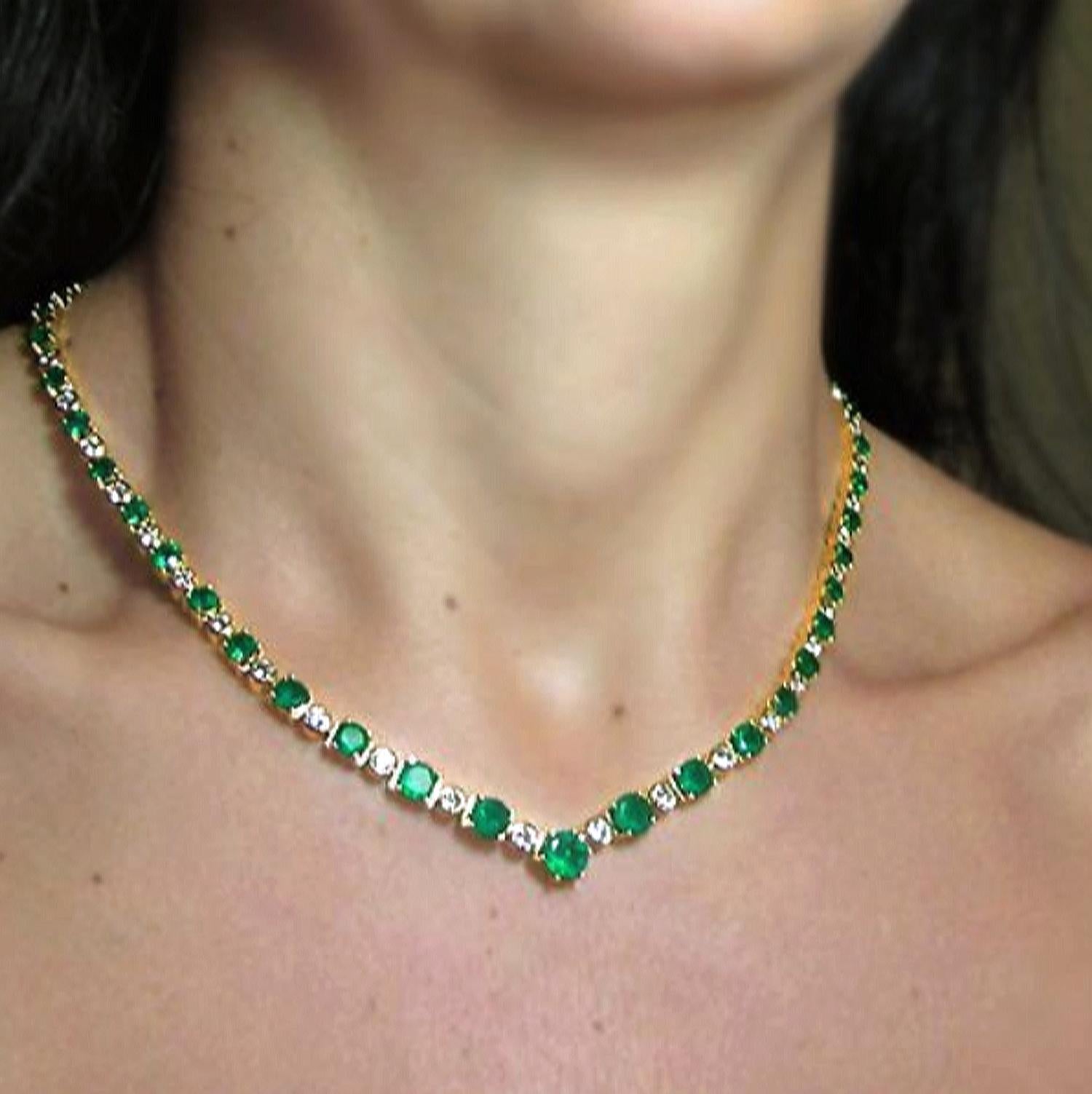 Contemporary 22.00 Carat AAA Colombian Emerald Diamond Necklace 18 Karat Yellow Gold